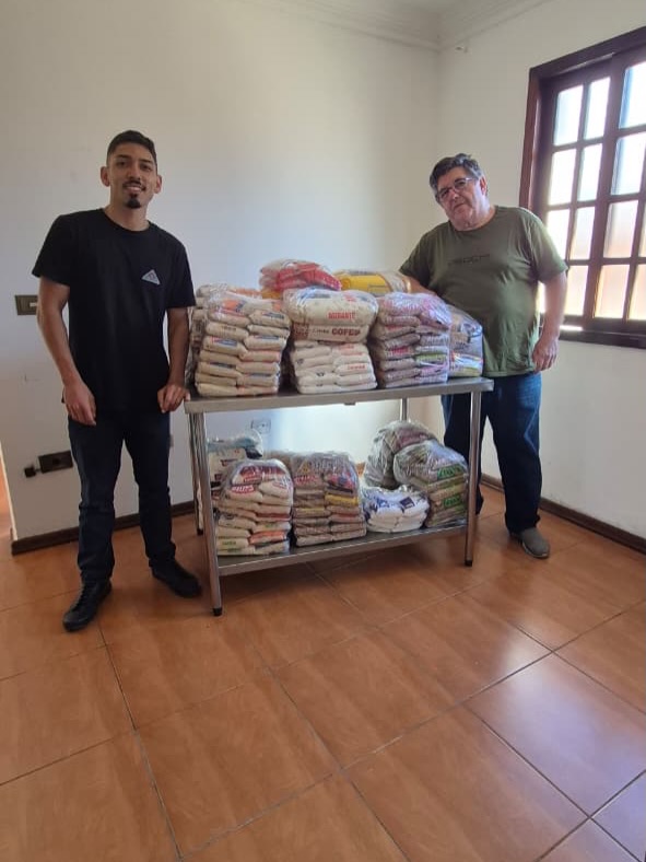 Solidariedade que começa no palco… e se transforma em cuidado. 💙
As arrecadações foram realizadas durante o espetáculo Rei Leão e também por meio de jogos adaptados. Todos os alimentos arrecadados nesses eventos foram direcionados ao Fundo Social de Apiaí, que agora os disponibilizou ao Hospital Regional Dr. Adhemar de Barros.
Recebemos:
• 85 kg de arroz
• 75 kg de feijão
• 8 kg de sal
• 50 kg de macarrão
• 34 kg de açúcar
• 20 kg de trigo
Cada quilo representa união, responsabilidade social e compromisso com quem mais precisa.
Nosso agradecimento ao Fundo Social de Apiaí e a todos que participaram dos eventos e tornaram possível esse gesto de cuidado com nossa comunidade.