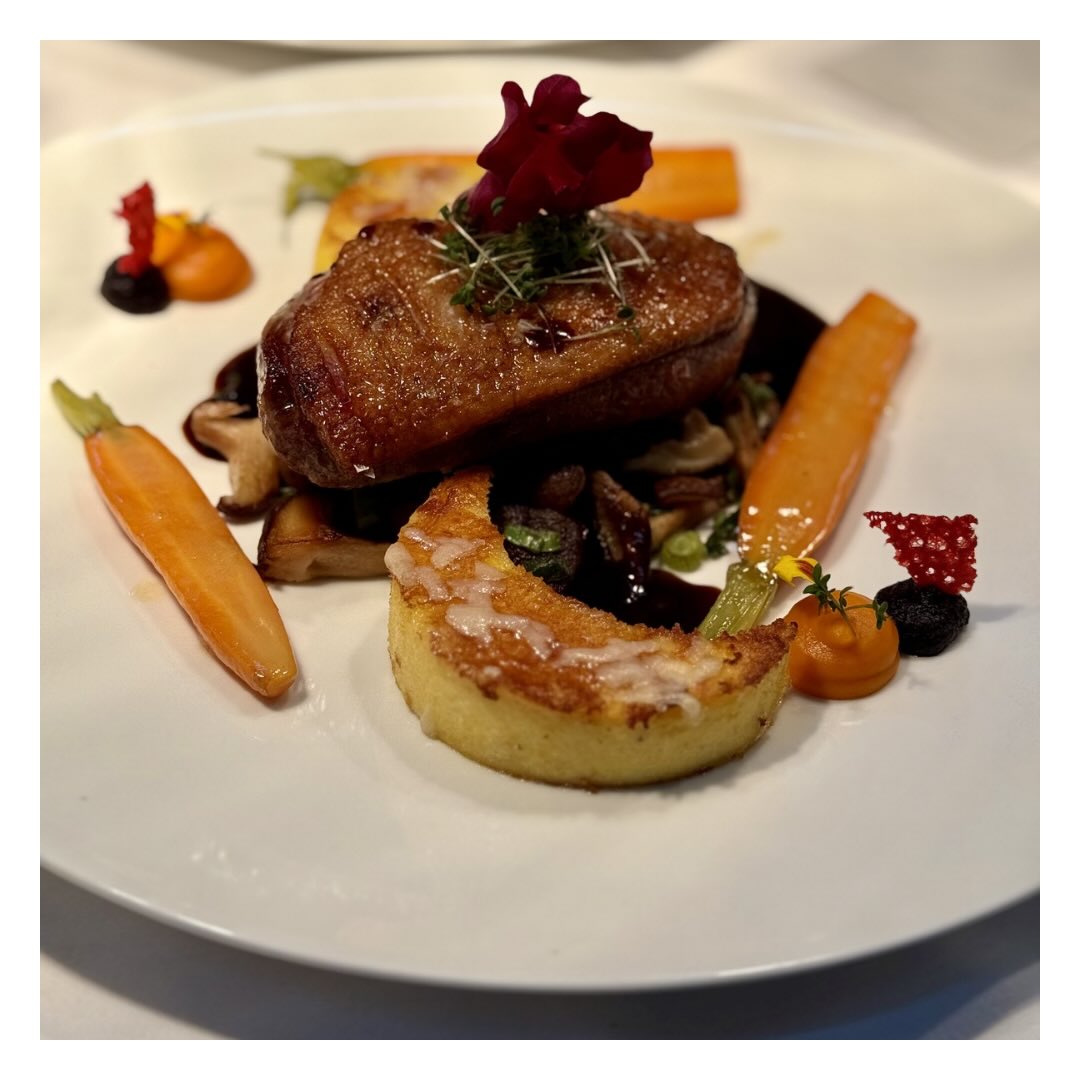 Barbarie Entenbrust
Ingwer / Sesam / Birnen-Rotkohl / Lebkuchen Krapfen / Cassis Jus
#pier6 #bremerhaven #essen