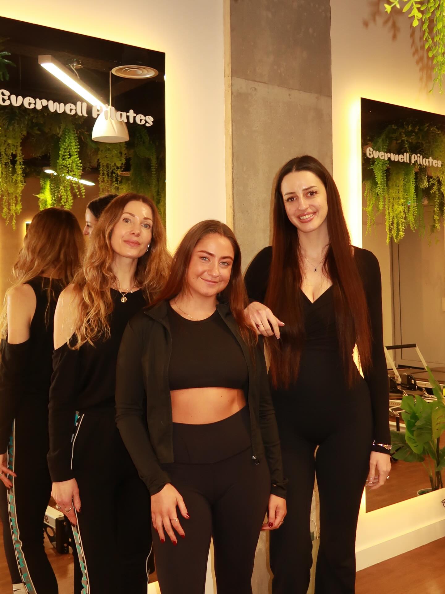 another hormoni experience 💚
reformer, expert talk on skin and h0rmones, a skincare masterclass.
in collaboration with @sundayyclubb
our advisor @thebexologymethod took us through the connection between skin and nutrition & lifestyle and how to optimize them so we can have healthy, glowing skin.
@sus.wellbeing talked about anti-inflammatory skincare and their new completely natural serum. I got one to try 🌚
thank you, Gaia, for hosting us in your beautiful studio @everwellpilates
@shxdy.skin.clinic took us through a very interesting skin masterclass and taught us how to do facial lymphatic drainage.
thanks to all our collaborators for making our goodie bags amazing:
@perfecttedenergy
@awvi.life
@seedcycle.com_
@london.nootropics
@divinefusionnutrition
@thelabco_
Photos: @sansocialuk