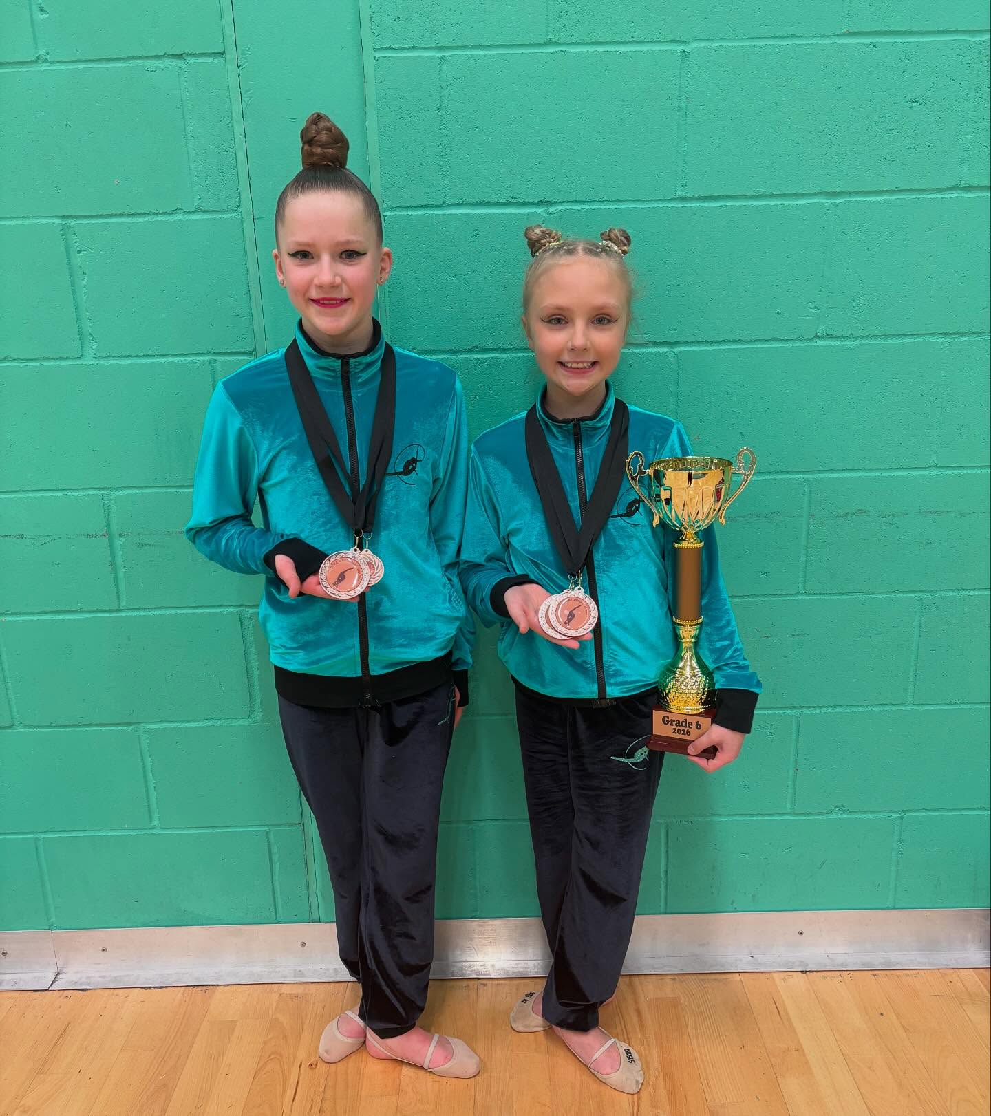 Grades 2026 🇬🇧🍀❤️
Well done to all 5 of our gymnasts who competed at this year’s grading event at the weekend.
Some beautiful performances shown and we are proud of you all ❤️
Now we wait for the results 🙏🏻
Thank you @londongymnastics @bexbunce for organising a great event and Anna for judging all weekend!
Good luck to our senior group for their grading competition this weekend 🍀
#rhythmicgymnastics #gymnastics #goodluck