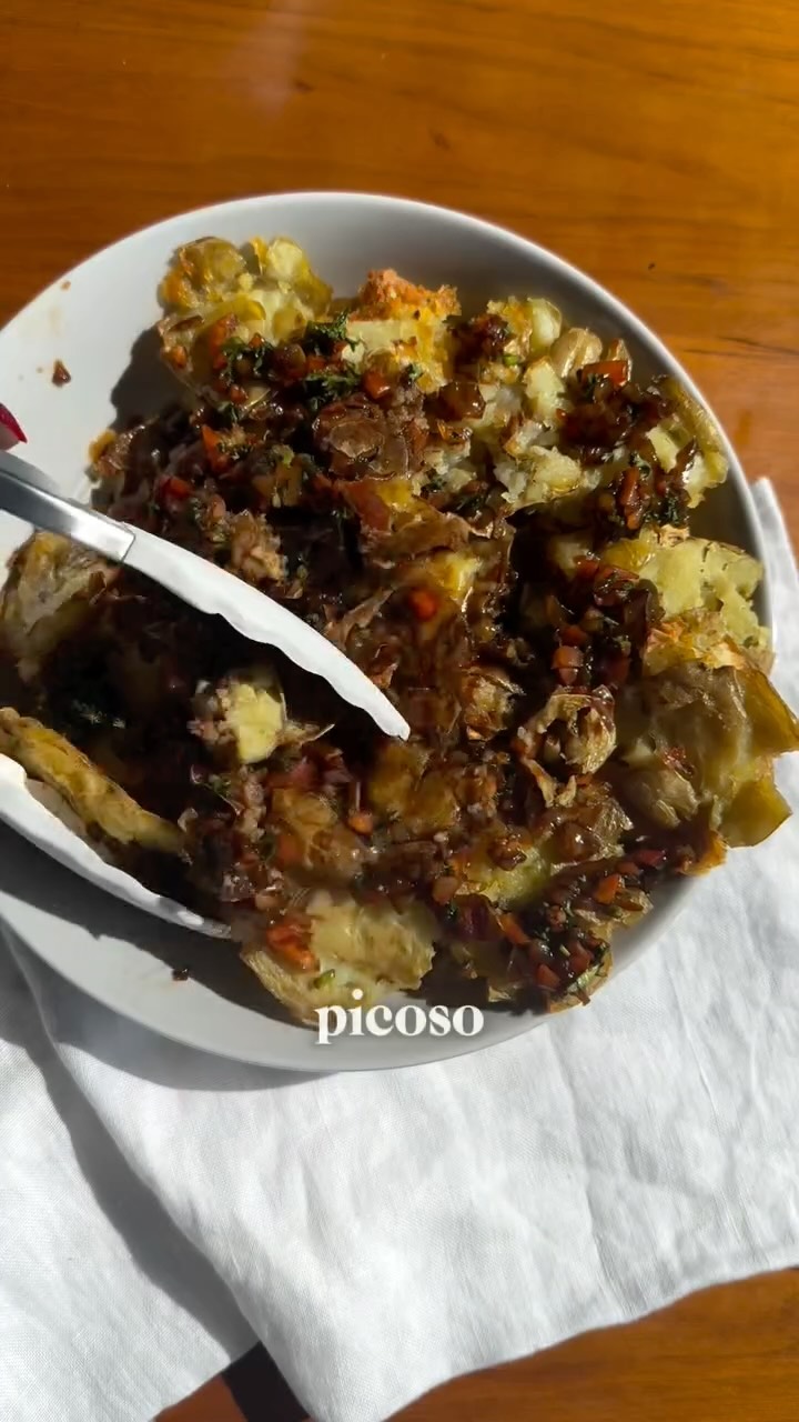 Papas crujientes con salsa botanera
Esta receta se la vi a @janamagen y no podía más el antojo por hacerla
Le cambié algunas cositas y quedaron deli!
Les dejo receta para que las hagas!
1 kg de papas cambray hervidas hasta que estén suaves
Aceite de oliva
Sal
1/2 taza de pepinillo picado
1 morron rojo picado
1 cucharada de pasta de tomate
3 cucharadas de salsa maggy
4 cucharadas de salsa red hot
1/2 taza perejil picado
Jugo de 2 limones
Primero aplasta las papas en una charola con papel para horno (parchment paper)
Agrega aceite de oliva suficiente y sal
Hornea por 20-30 min moviendo de vez en cuando hasta que queden crunchy
Prepara la salsa mezclando todo en lo que se hornea las papas
Mezcla las papas con la salsa al momento de servir
Disfruta ☺️