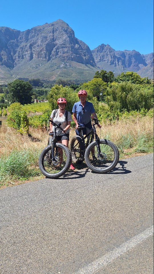 Deze week stapte Hanneke samen met haar vader op de e-bike voor een tocht door de prachtige Banhoek Valley bij Stellenbosch. 🚴♀️
Onder begeleiding van gids Renaldo van @vinebikes bezochten ze de mooie wijnhuizen @eatokara en @rainbowsendwine. De wijntjes waren heerlijk, maar het échte hoogtepunt? Het adembenemende landschap van deze bijzondere vallei. 🍷⛰️
@bestdayever.capetown
@scootoursbestdayever
@stellwineroute
#stellenbosch #banhoekvalley #winetasting #ebiketour #southafrica jaafrikatravel