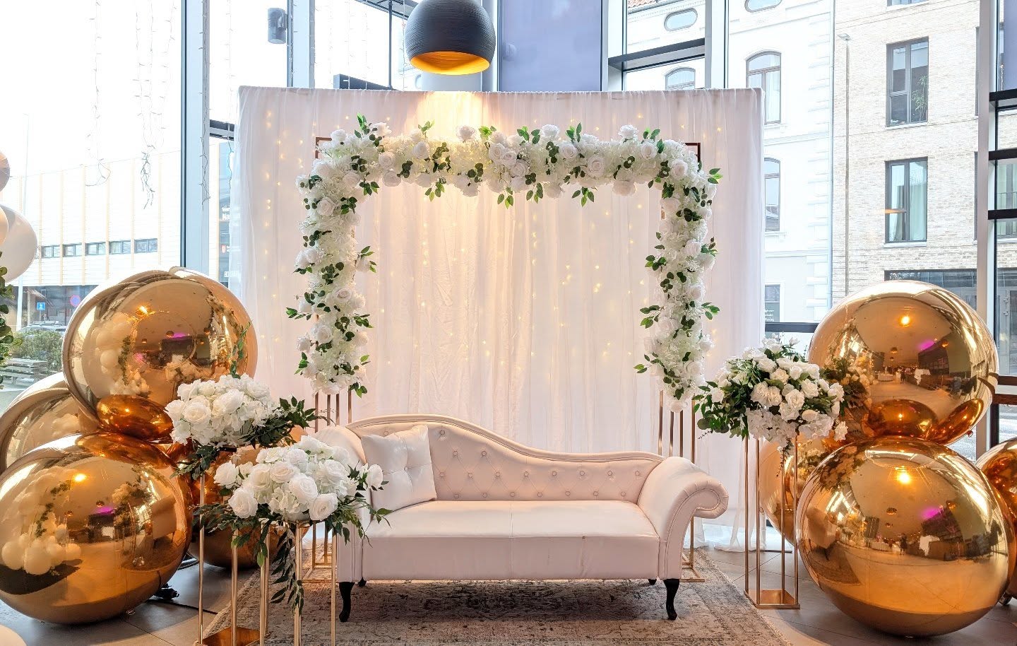 Planlegger du bryllup eller en annen viktig anledning? ✨
Hos oss kan du leie vakre bakvegger, ulike rammer, borddekorasjoner, hengende dekor, sofaer, store dekorative kuler og mye mer.
Vi hjelper deg med å skape en unik og stemningsfull ramme rundt din spesielle dag 💍
Ta gjerne kontakt for mer informasjon!
#bryllup #konfirmasjon #barnedåp #bursdag #fest