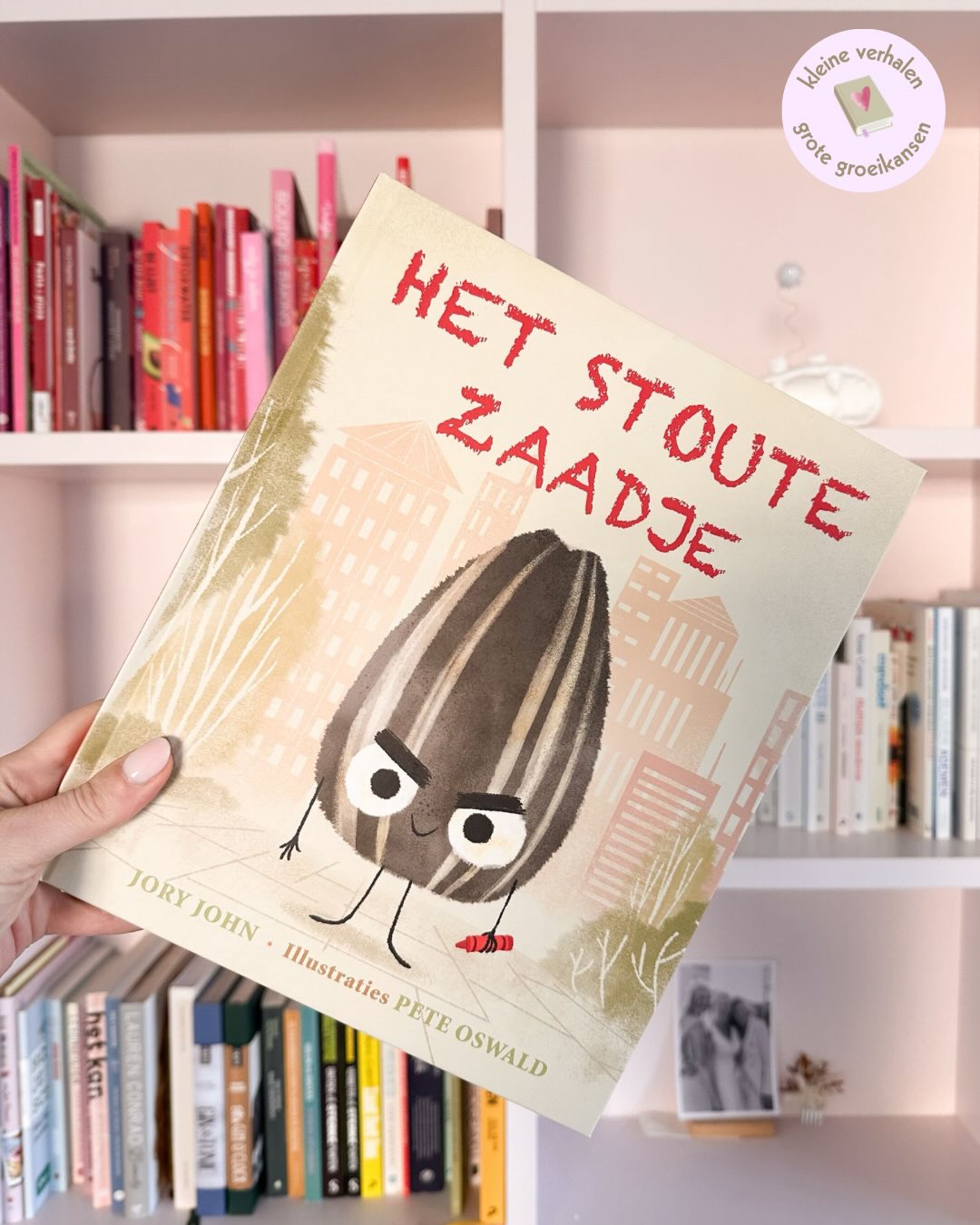 Kleine verhalen, grote groeikansen 💛
Dit prentenboek kan je in jouw gezin, klas of coachings doelgericht inzetten om:
🌱Het gesprek over signaalgedrag open te trekken.
🌱Om bespreekbaar te maken dat iedereen door ervaringen zijn ‘eigen rugzakje’ heeft.
🌱Dat het oké is om het soms lastig te hebben.
🌱Dat je op elk moment kan kiezen om via jouw gedrag een andere versie van jezelf te laten zien.
🌱Om het principe van de ijsberg bij gedrag in de verf te zetten.
#voorlezen #kindcoach #kinderen #prentenboek #signaalgedrag gedrag gezin klas onderwijs leerkracht