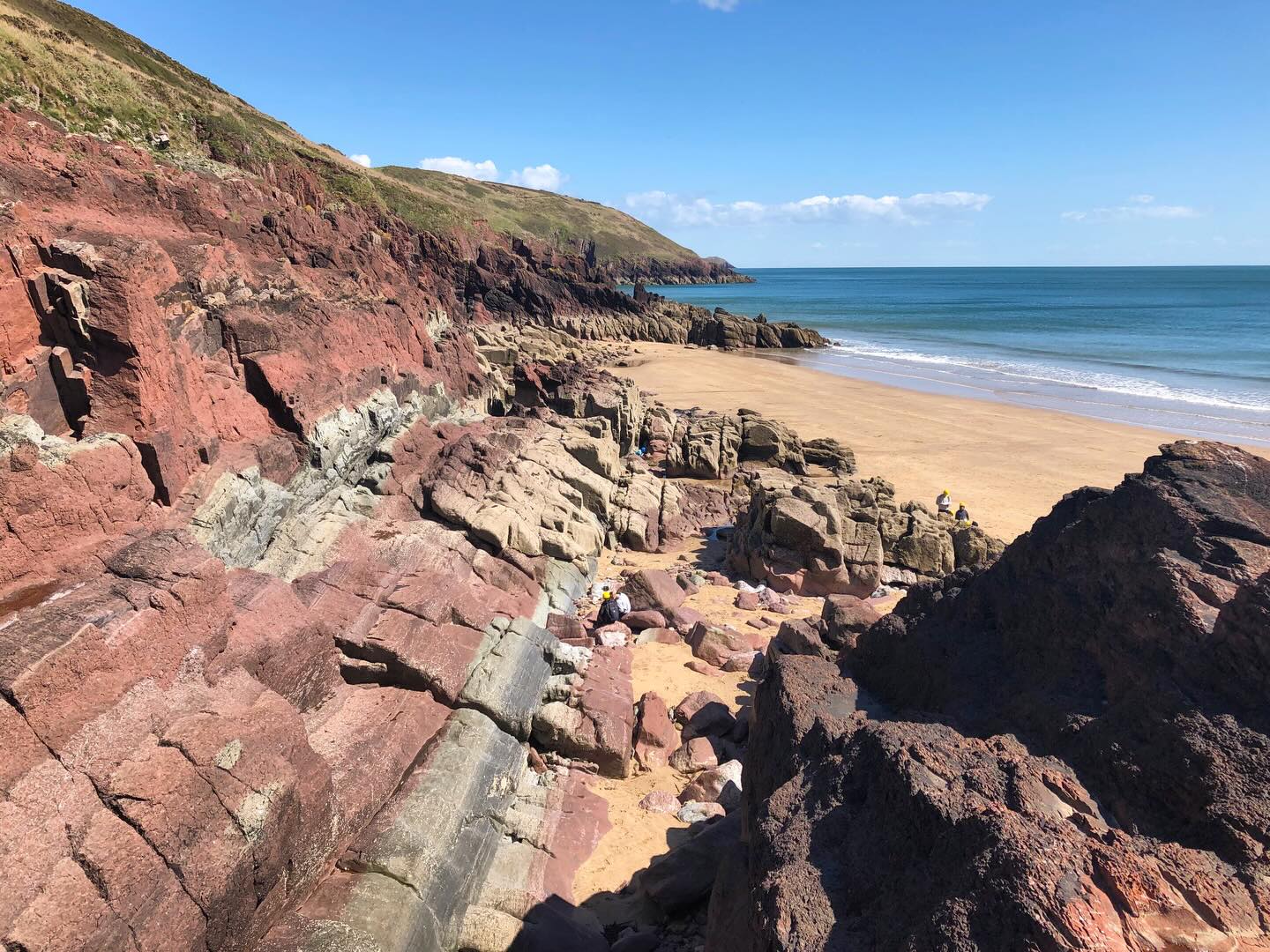 As it is St David’s Day today I thought I would post some Welsh geology - the aptly coloured red, green and white rocks at Freshwater East in Pembrokeshire.
These rocks are from the latest Silurian, around 420 million years ago. They represent a transition from marine to terrestrial conditions, and the start of the Old Red Sandstone.
The bands of green and red in the Moor Cliffs Formation here are all terrestrial, hosting beautiful sedimentary structures deposited in braided river systems and adjacent floodplains on tropical dryland alluvial/coastal plains.
The Welsh-themed colours are actually controlled by post-depositional changes in iron oxidation states.
This is between reducing Fe2+ (green) and oxidising Fe3+ (red). All of the beds here are sub-vertical, caused by folding during the Variscan orogeny in the Carboniferous.
Happy St David’s Day to our Celtic cousins across the sea!
#pembrokeshire #wales #geology #geologist #stdavidsday