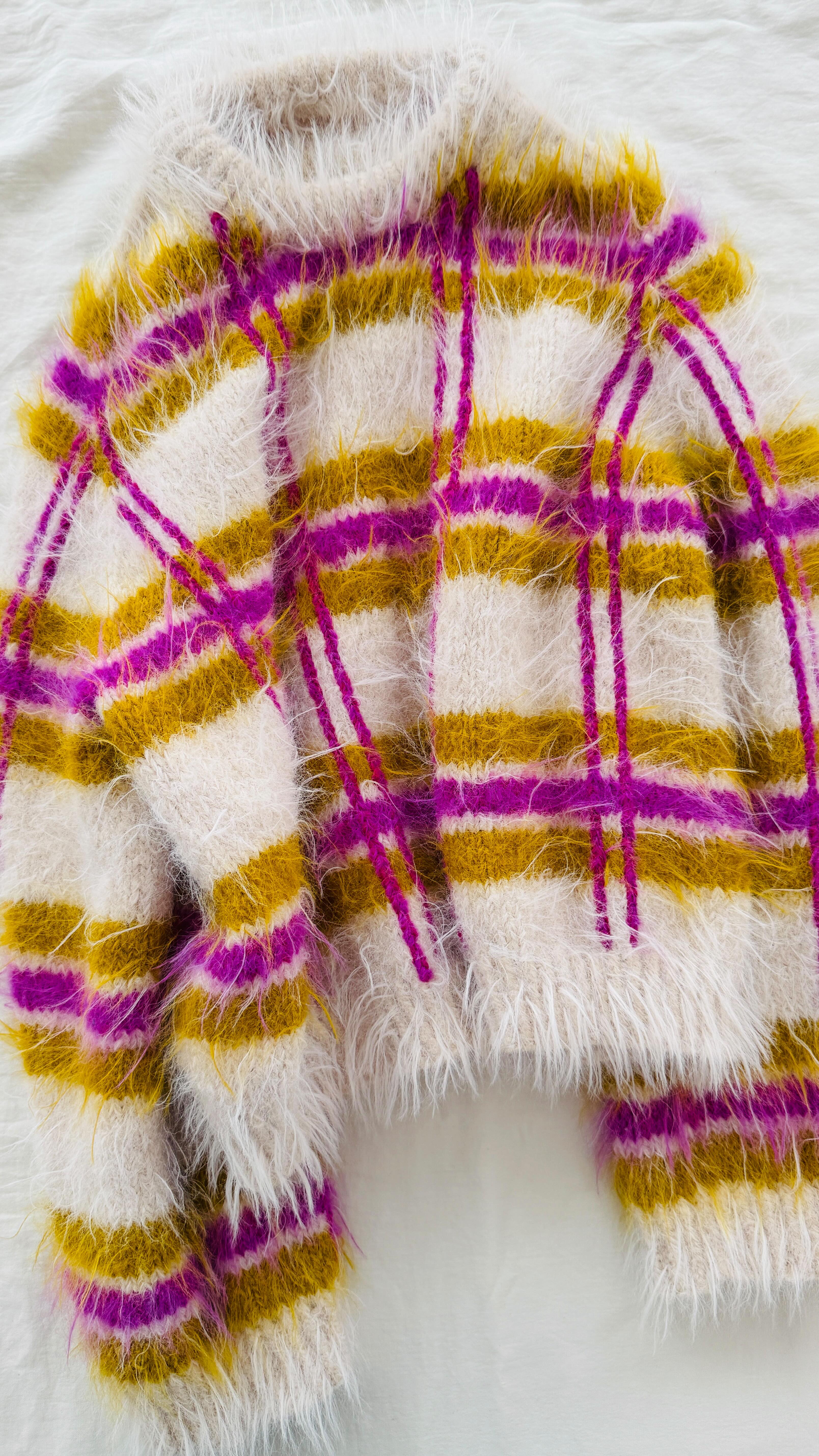 How to make a simple striped sweater special ✨
.
.
.
Pattern by me - #ceallaighsweater - and available now in German, English, French, Danish and Polish on my website and Ravelry, still 25 % off until the end of the day (midnight Berlin time) 🥳
.
Yarn: Basta in the shades Senfgelb, Pink and Hellbeige by @lanagrossa
.
Advertising
.
#knitting #knittingaddict #knitknitknit #nevernotknitting