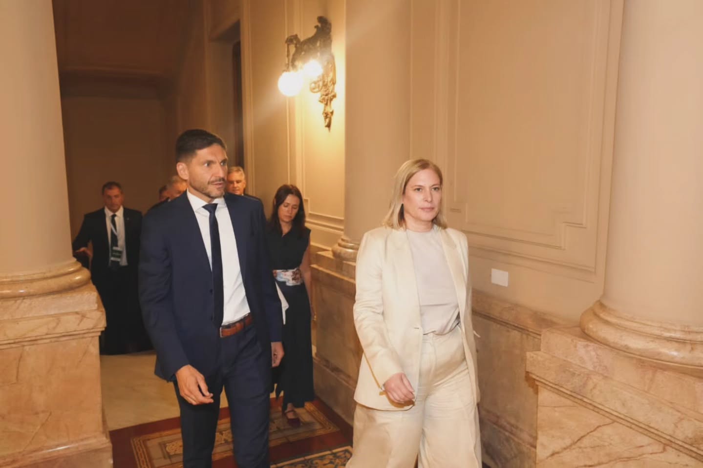 Las provincias llevamos una agenda clara a la Asamblea Legislativa: producción, empleo y desarrollo federal.
Argentina necesita diálogo y sensatez para avanzar en ese camino y darle previsibilidad a quienes trabajan e invierten todos los días.
Los gritos y la descalificación, de ambos lados de la grieta, en la #AperturaDeSesiones2026 debilitan nuestras instituciones.