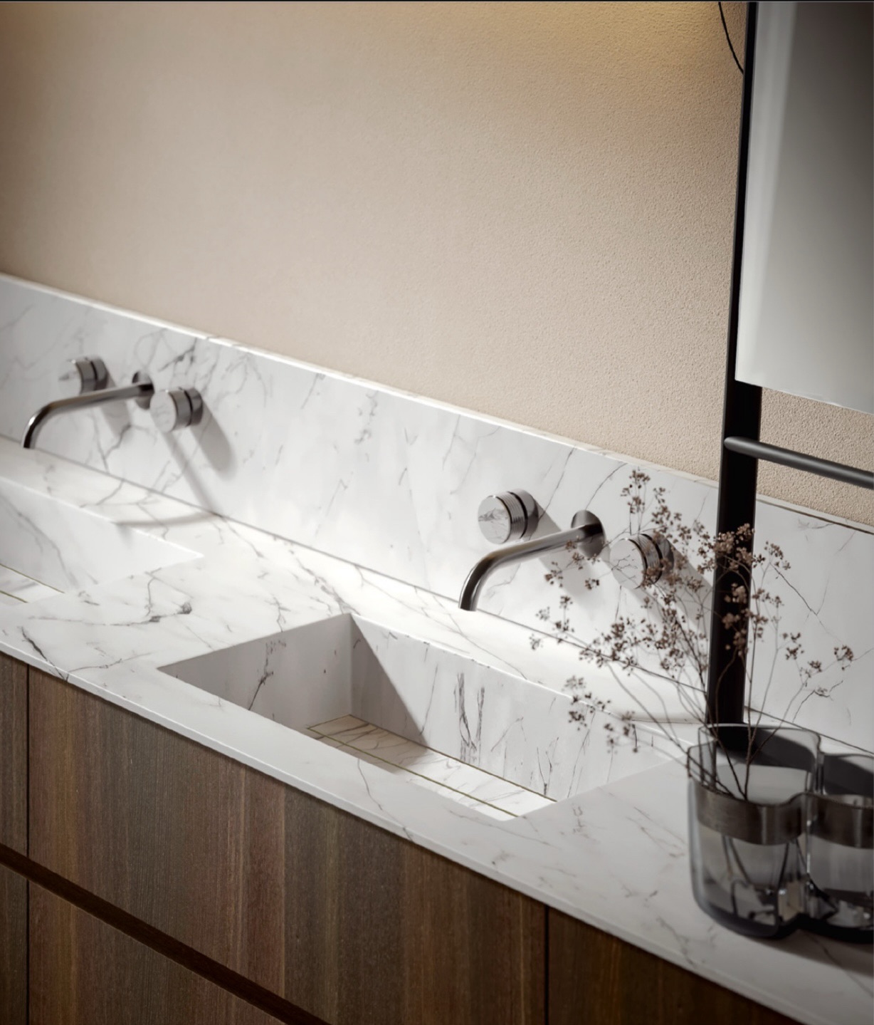 La collezione Artemide firmata @edone_design interpreta l’arredo bagno con uno stile sofisticato ed equilibrato, dove estetica e funzionalità convivono in perfetta armonia.
Linee pulite, proporzioni eleganti e materiali ricercati danno vita a composizioni dal carattere contemporaneo, capaci di valorizzare lo spazio con discrezione e personalità. Artemide si distingue per le tantissime configurazioni possibili: moduli sospesi o a terra, diverse larghezze e profondità, finiture materiche, colori e dettagli che permettono di progettare un bagno davvero su misura.
Una collezione pensata per chi desidera un ambiente raffinato, ordinato e coerente con il proprio stile.
Vieni da Forme e Superfici per scegliere la configurazione più adatta al tuo bagno e progettare insieme uno spazio sofisticato, bello da vivere ogni giorno. 🛁
#edoné #formeesuperfici #arredobagno #designbagno #madeinitaly