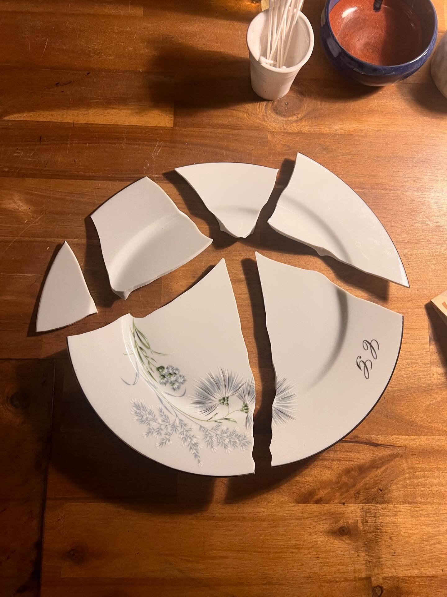 AVANT - APRES : Kintsugi pour le service de mariage de mon client. Une pièce compliquée par son nombre de morceaux et leur architecture. Finition en laiton.
#kintsugi #kintsugiart #kintsugirepair #金継ぎ