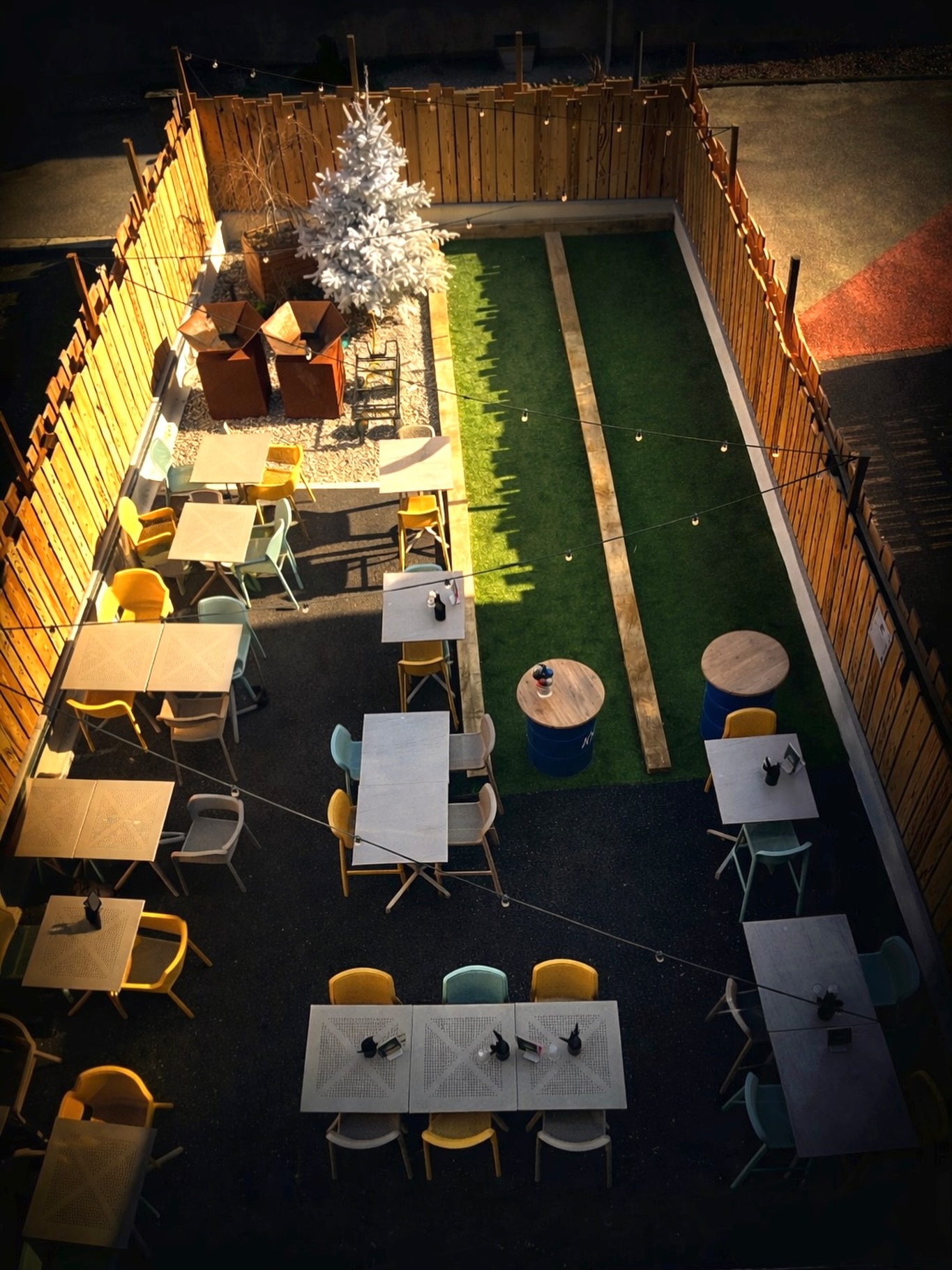 Hier on avait une belle photo de la terrasse…
Mais on ne pouvait pas publier les visages des clients.
Alors on a demandé à l’IA de les remplacer.
Bon… on va dire que la vraie vie reste meilleure.
Au moins ça vous a fait réagir. Ça c’était le but premier. Réveiller l’algorithme. Le deuxième c’était de republier aujourd’hui.
Voici la vraie terrasse — plus belle au naturel, surtout au coucher de soleil.