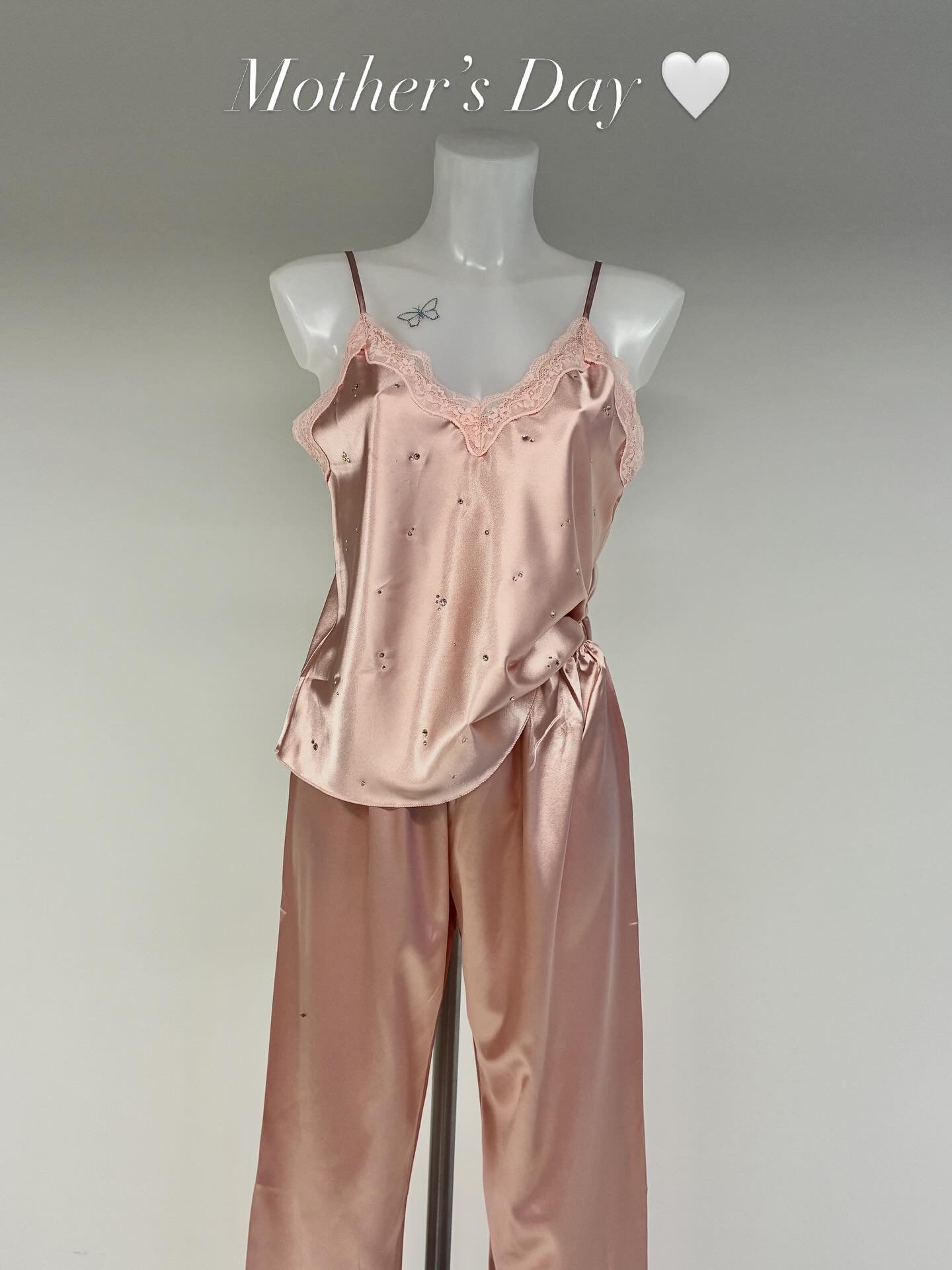 Perfect for every Mumma 🤍 hand embellished crystal pyjamas 🤍 DEPOP: prettysparkly #mothersday #love #giftidea #pink #pyjamas