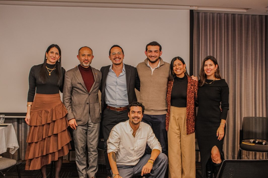 Narrativas que movilizan: el poder del voto juvenil en 2026
Hace unos días realizamos el evento “Narrativas que fortalecen la democracia desde la juventud”, un espacio profundamente enriquecedor junto a la @alianzademocraciacol y la @moecolombia, donde nos reunimos con jóvenes líderes y organizaciones que trabajan día a día con juventudes para reflexionar, cocrear y comprender cómo movilizar su participación electoral rumbo a las elecciones de Congreso y Presidencia en 2026.
Este encuentro nos permitió profundizar en los resultados del estudio “¿Qué mueve a la juventud a votar?”, realizado con 4.265 jóvenes entre 18 y 28 años, que deja perspectivas clave para fortalecer su participación democrática.
🔹 La información es necesaria, pero no suficiente. Tiene mayor impacto cuando se conecta con narrativas de futuro, propósito colectivo y el mensaje de no quedarse por fuera de decisiones que marcarán su vida.
🔹 El futuro moviliza. Cuando el voto se asocia con bienestar, oportunidades y visión de país, aumenta la disposición a participar.
🔹 El miedo a quedarse por fuera influye. Saber que otros jóvenes ya están votando impulsa la participación.
🔹 La participación varía según género, educación y posición política, con especial oportunidad entre jóvenes del centro ideológico.
🔹 Para conectar, los mensajes deben relacionarse con su vida cotidiana: empleo, inseguridad, salud y valores como honestidad y respeto.
Seguimos cocreando con aliados del ecosistema juvenil para transformar estos hallazgos en acciones que combatan la desesperanza, fortalezcan la información y hagan del voto juvenil un ejercicio libre, informado y decisivo para el futuro del país.