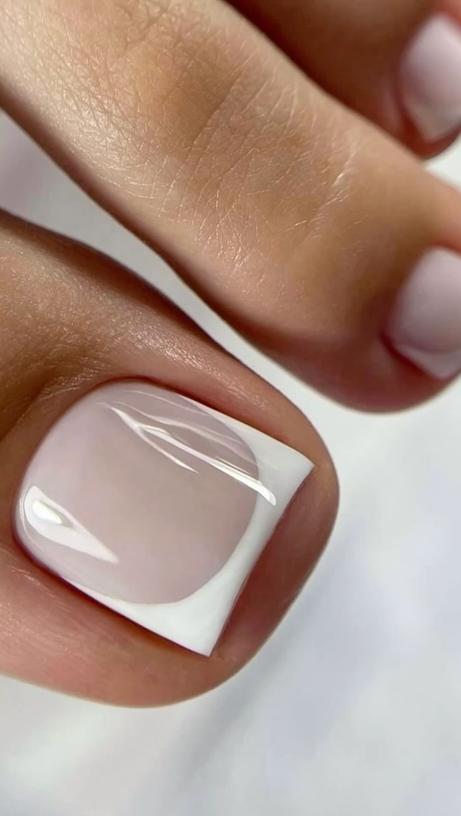 ✨ Beauté des pieds avec French : l’élégance jusqu’au bout des orteils ✨
Parce que les pieds méritent autant d’attention que les mains, la French pédicure reste un incontournable intemporel.
💅 Une base nude ou rosée,
🤍 Un sourire blanc parfaitement dessiné,
👡 Un résultat chic, propre et lumineux.
La French sur les pieds, c’est la touche raffinée qui sublime vos sandales, vos talons ou vos moments détente à la plage. Elle allonge visuellement l’ongle, apporte de la fraîcheur et s’adapte à toutes les carnations.
C’est aussi l’occasion de profiter d’un soin complet :
✔️ Mise en forme des ongles
✔️ Travail des cuticules
✔️ Soin des talons
✔️ Hydratation intense
Résultat : des pieds doux, nets et élégants, prêts à être dévoilés en toute confiance.
🌸 La beauté se cache dans les détails… et la French en est la signature parfaite.