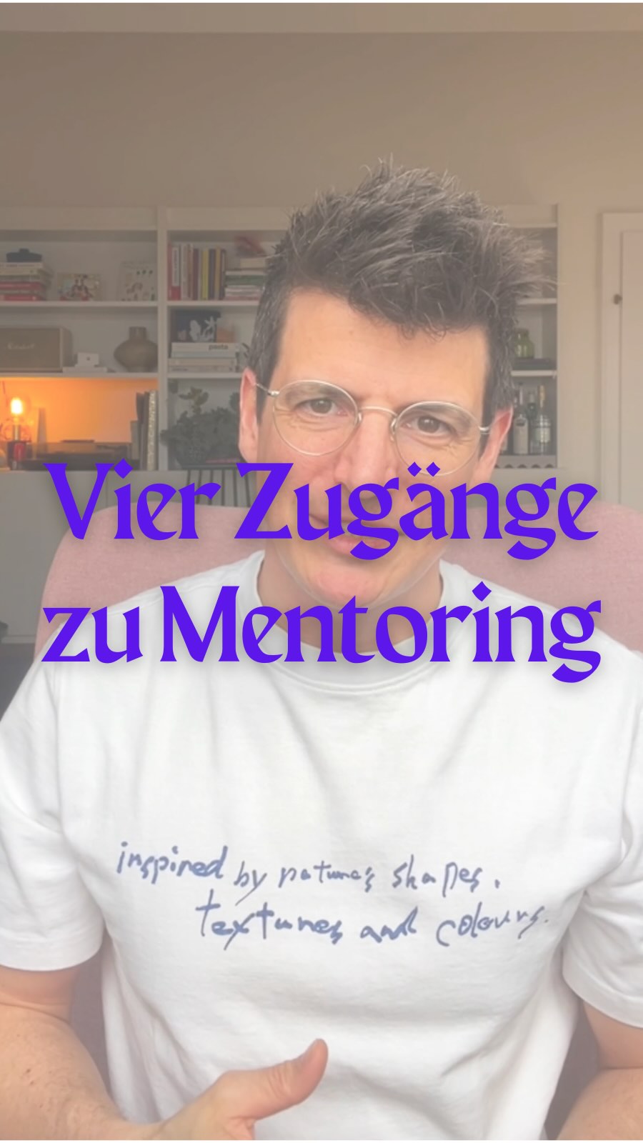 Welches Mentoring hattest du beim Berufseinstieg?
In der Forschung werden vier Ansätze unterschieden:
Manche Mentor*innen folgen dem Personal Growth Approach: Sie geben emotionale Unterstützung, stärken Motivation, Selbstvertrauen und Identität, ohne direkt Expertise aufzudrängen. Vorteil: starkes Selbstbewusstsein. Nachteil: wenig gezielte fachliche Entwicklung.
Andere setzen auf Situated Learning: Praxis pur, „Learning by observing“. Du schaust zu, probierst nach. Vorteil: praxisnah. Nachteil: theoretisches Wissen kommt zu kurz, Reflexion bleibt oft aus.
Der Core Practice Approach fokussiert auf zentrale Lehrpraktiken, die Mentor*innen vormachen. Vorteil: strukturierte Praxis. Nachteil: wenig erforscht, welche Effekte diese Praktiken wirklich haben.
Und dann gibt es den Critical Transformative Approach: Mentor*innen hinterfragen bestehende Schulpraktiken, fördern kritisches Denken und Innovation. Vorteil: inspiriert Veränderung. Nachteil: kann bei unsicheren Mentees Unsicherheit verstärken.
In der Praxis entstehen meist Mischformen, und ideal ist, die Mentoring-Strategie situationsangemessen auszuwählen.
Welche Mentoring-Form hat deinen Berufsstart geprägt? Was war für dich hilfreich und was nicht? Lass mir gerne einen Kommentar da.
Quellen:
Orland-Barak, L., & Wang, J. (2021). Teacher Mentoring in Service of Preservice Teachers’ Learning to Teach: Conceptual Bases, Characteristics, and Challenges for Teacher Education Reform. Journal of Teacher Education, 72(1), 86–99. https://doi.org/10.1177/0022487119894230
Bilder bewusst überspitzt erstellt mit Le Chat von Mistral auf Basis von Orland-Barak und Wang (2021).
#Mentoring #Berufseinstieg #Lehrerleben #PreServiceTeacher #TeacherMentoring Lehrerbildung