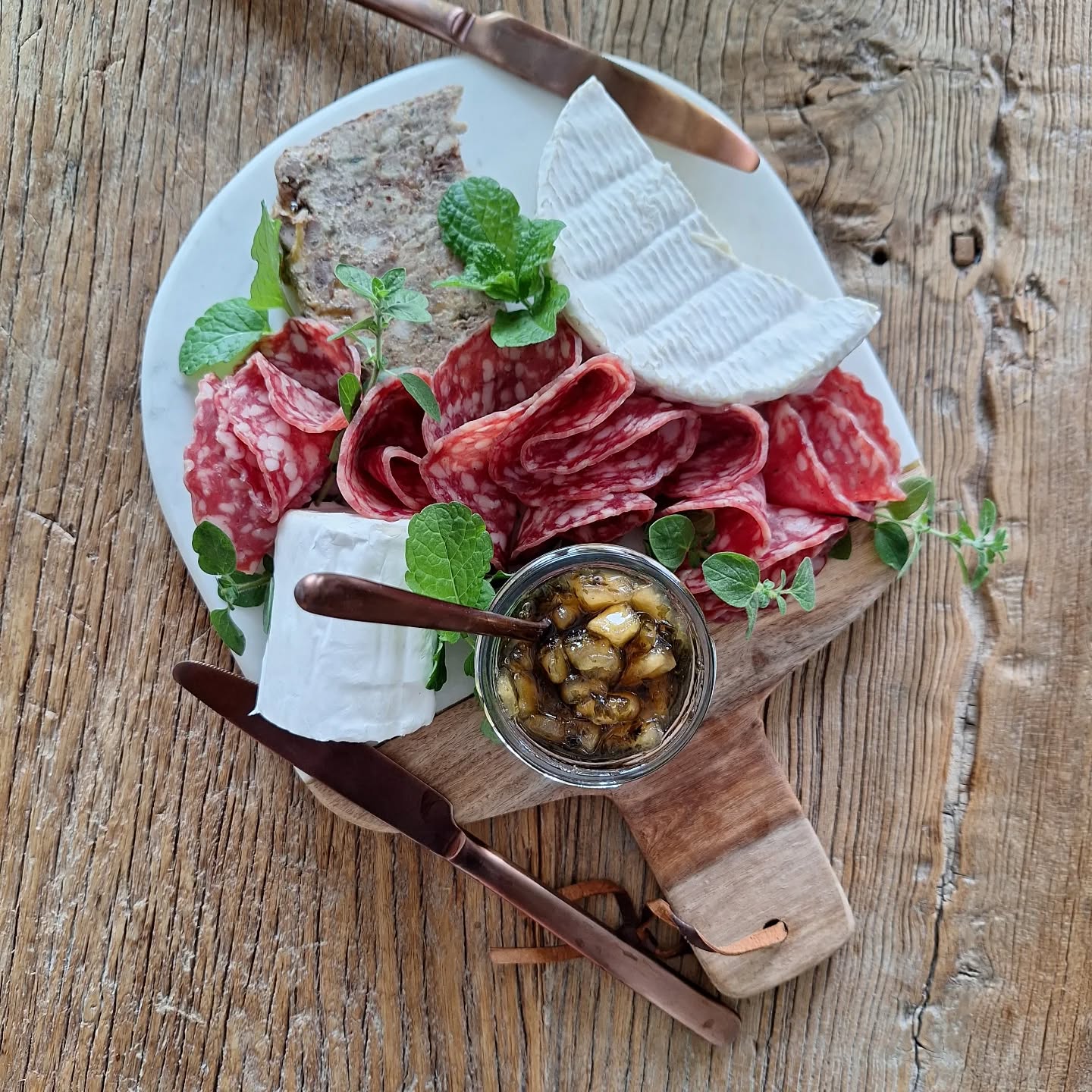 Un apéro ce soir ?
.
Confiture Atypique
Pomme et Ail des Ours.
À marier avec vos apéros dînatoires!
.
.
.
.
#benedettoconfituresatypiques #confiture #apero #jam #paris