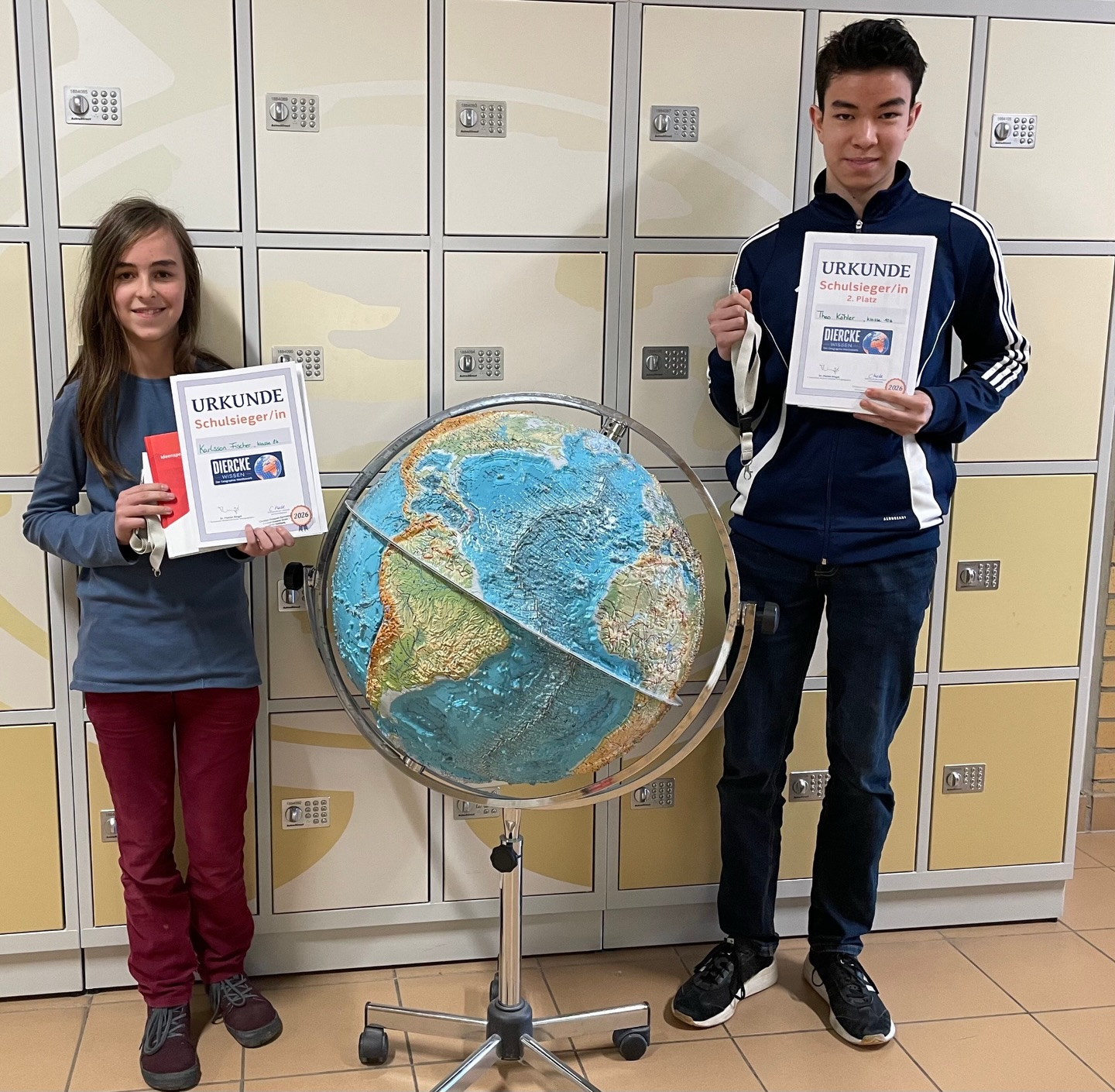 Wer ist unser Geographie-Experte 2026?
Auch in diesem Jahr haben wir am Christoph-Graupner-Gymnasium den Experten in der allgemeinen Geographie gesucht. 13 Mädchen und Jungen haben sich aus den Klassenstufen 7-10 freiwillig gemeldet und gemeinsam am 04.02.2026 die zweite Stufe der Geographie-Olympiade des Diercke Verlags absolviert. Am Ende konnten sich drei Lernende an die Spitze setzen und den Sieg unter sich ausmachen. Mit 11 Punkten belegte Max Ole Schlegel (10a) Platz 3, mit 13,5 Punkten Theo Köhler (10b) Platz 2 und Sieger und damit qualifiziert für die nächste Runde ist mit 15,5 Karlsson Fischer (8b). (Auf dem Bild links Karlsson, rechts Theo, Max war leider zur Auszeichnung krank)
Wir wünschen ihm maximale Erfolge und gute geographische Kenntnisse für die nächste Stufe, so dass er eventuell im Juni die Chance auf eine Teilnahme zur bundesweiten Endstufe hat.
Vielen Dank auch allen anderen Interessenten für eure Teilnahme.
Frau Möckel, Fachkonferenzleiterin Geographie