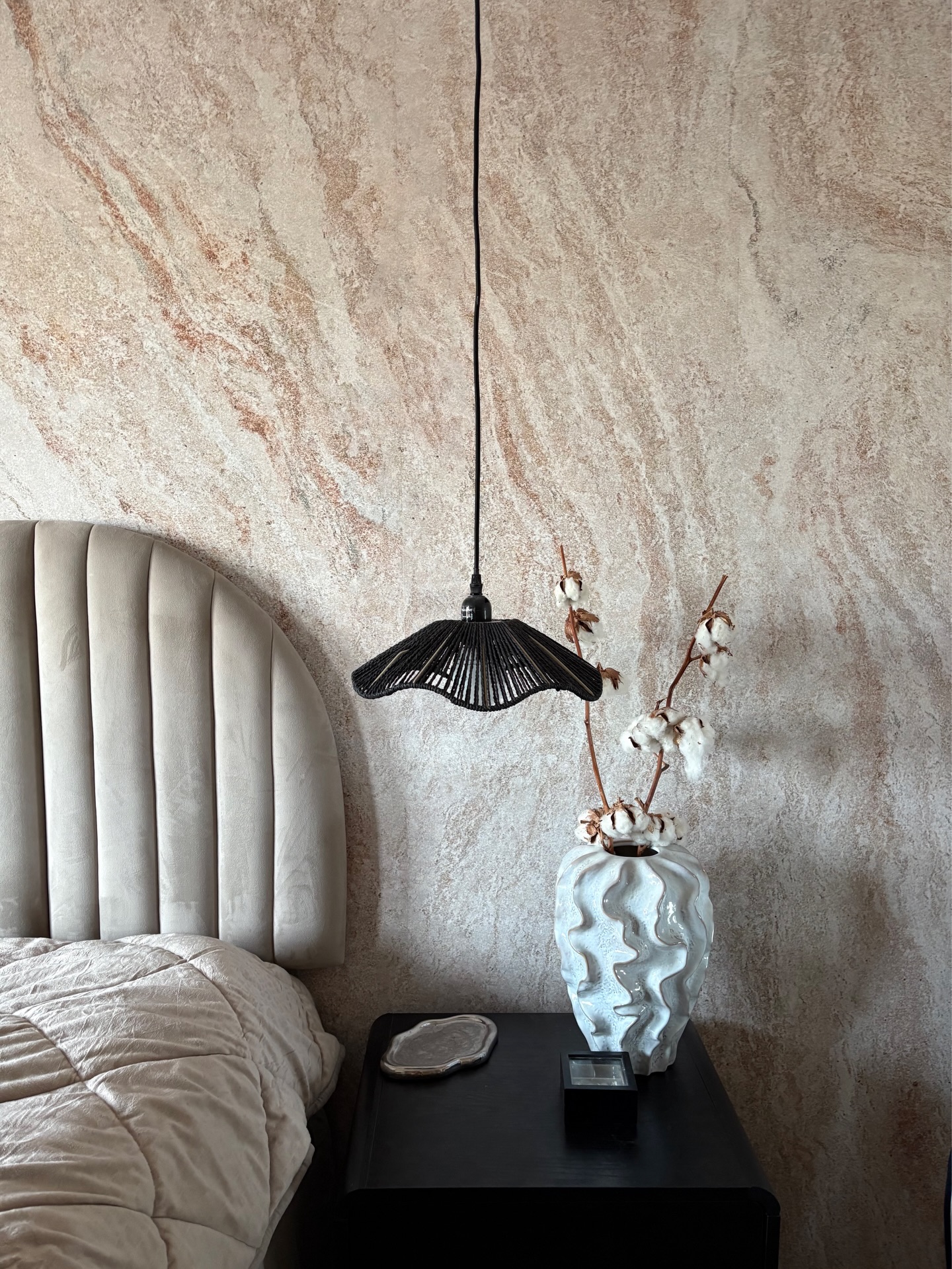 Who said we only do kids’ rooms? 👀
Meet one of our grown-up bestsellers: Travertine. Inspired by the natural beauty of travertine stone, this wallpaper brings soft texture and warm, earthy vibes to any space.
Proof that walls can be playful and sophisticated ✨
📸 @saar.interior.tips