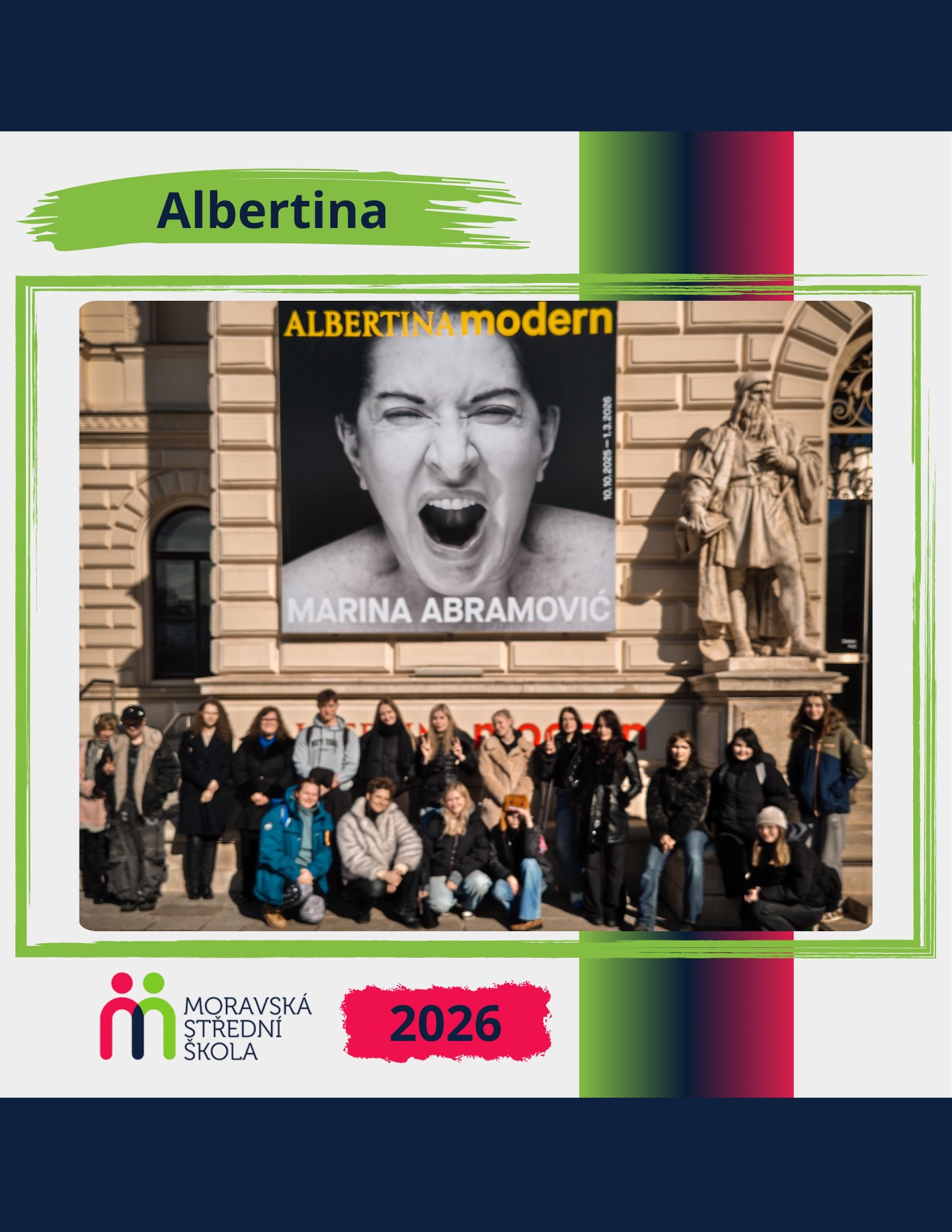 S končícím únorem jsme s výtvarným oborem navštívili retrospektivní výstavu Marina Abramović, zásadní performativní umělkyně 20. a 21. století ve vídeňské ALBERTINA modern.
Autorka dlouhodobě zkoumá vztah mezi umělcem a divákem – velká část jejích akcí pracuje přímo s publikem, například Rhythm 0 (1974) nebo The Artist Is Present (2010). Některé principy performativního umění si studenti mohli vyzkoušet i na místě – třeba počítání zrnek rýže v absolutním tichu. Silný zážitek, který nutí zastavit se a vnímat ✨🎨
#vytvarnyobor #moderniumeni #marinaabramovic #galerie #inspirace