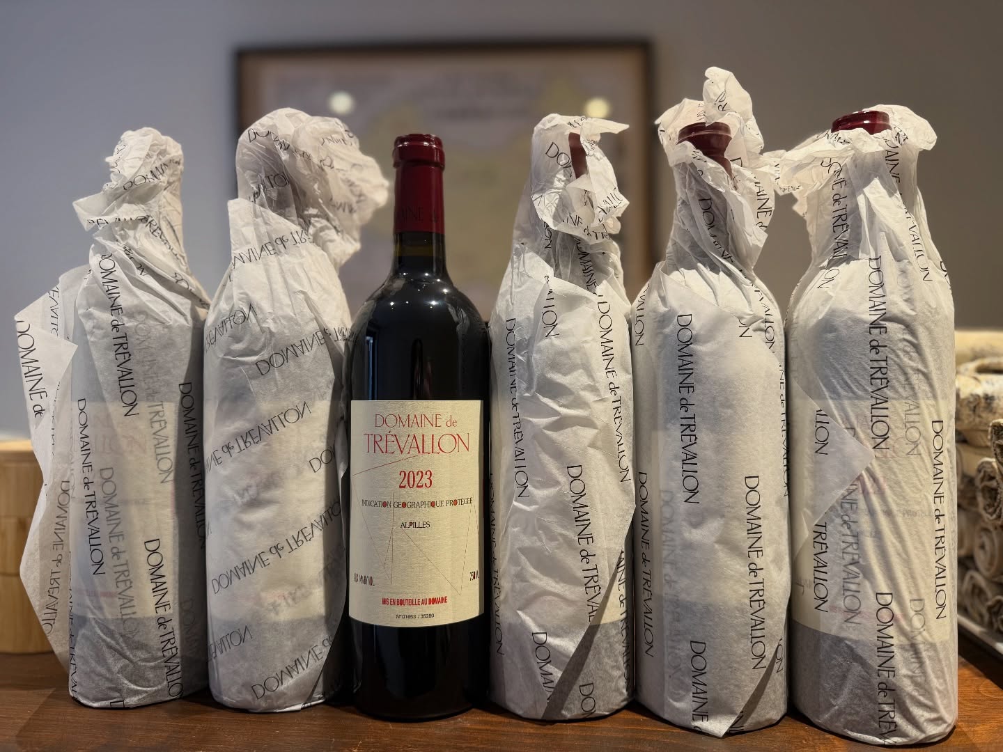 Domaine de Trévallon - Un Destin Légendaire
Un vin pour quelques privilégiés : ”La plus grande découverte de ma vie“ selon Robert Parker 🍷✨
Au cœur des Alpilles en Provence, se cache une légende de goût et de destin. À ses débuts, le vin de Trévallon, bien qu‘exceptionnel, coûtait trois fois plus cher que ceux de ses voisins et ne se vendait pas. Jusqu’au jour où le propriétaire reçut un visiteur venu de la Côte d‘Or, en Bourgogne. 🏔️
Le propriétaire demanda : ”Mais enfin, qui êtes-vous ?“
L’homme sourit : ”Je m‘appelle Aubert de Villaine, et mon petit domaine s’appelle la Romanée-Conti.“ 👑
C‘est grâce à cette rencontre providentielle que l’importateur Kermit Lynch et le critique Robert Parker découvrirent le domaine. Ce dernier déclara : ”C‘est la plus grande découverte de ma vie !“ 🌟
🍷 Pourquoi Trévallon est-il si unique ?
• L‘esprit rebelle : Eloi Dürrbach a imposé un assemblage 50% Cabernet Sauvignon et 50% Syrah. Ce choix audacieux l’a contraint à l‘appellation IGP, mais avec une qualité surpassant bien des Grands Crus. 🍇
• Le triomphe du terroir : Entre calcaire et soleil méditerranéen, ce vin exprime une minéralité profonde et un potentiel de garde exceptionnel. 🌿
#trevallon #domainedetrevallon #provencewine #robertparker #aubertdevillaine
📝 Reservation : www.bistrowu.com