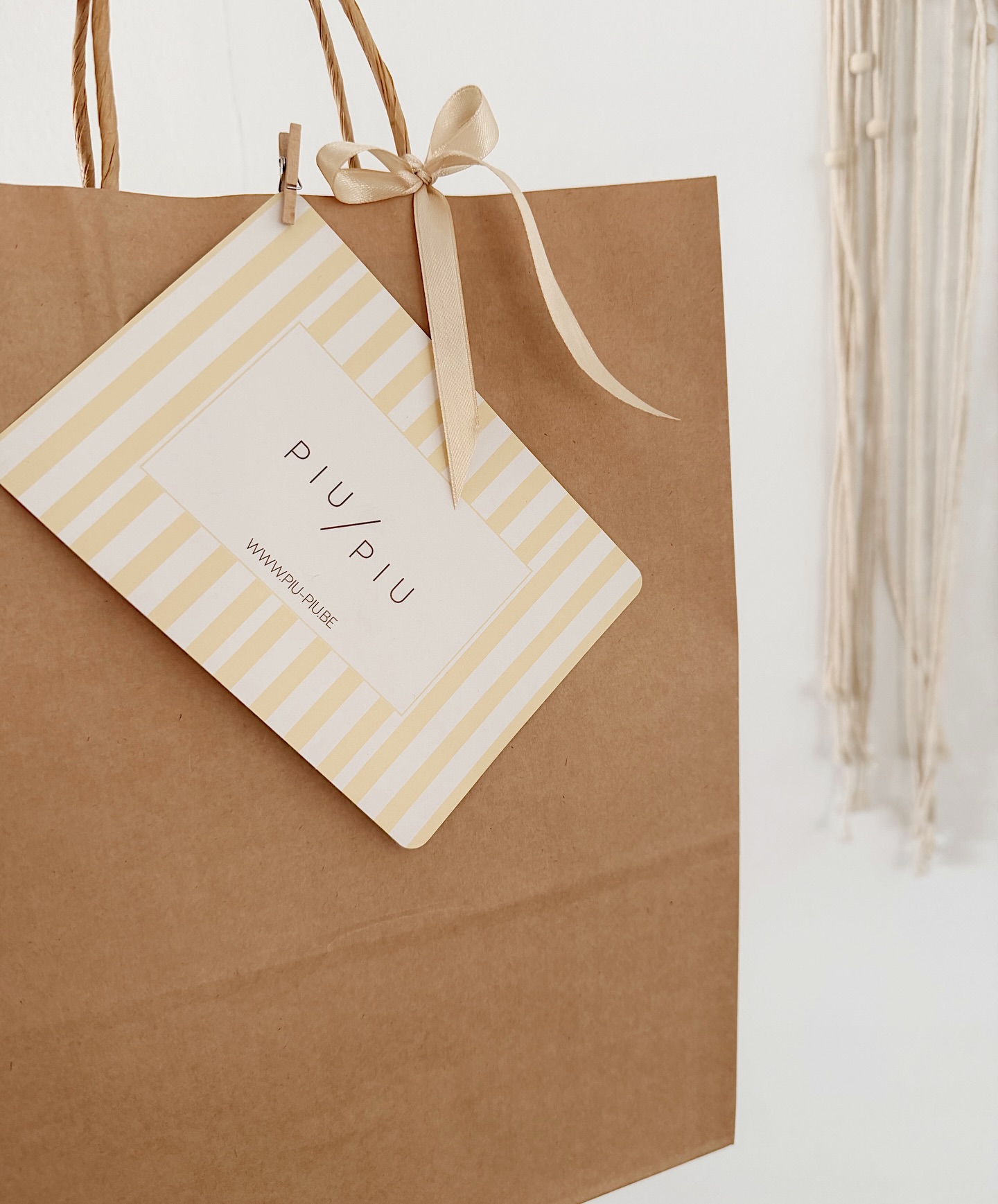 Elke bestelling wordt met liefde ingepakt 🤍
Onze nieuwe thank you kaartjes zitten vanaf nu bij élke bestelling ✨
Een kleine extra om jullie te bedanken voor het vertrouwen in ons 🫶
Bestellen kan eenvoudig via onze webshop 🛍️
📦 Verzending via bpost – €5,90
🚚 Gratis verzending vanaf €75
📍 Gratis afhalen mogelijk in Hasselt of Zonhoven
Shop je favorieten online en wij zorgen voor de rest 🤍
#smallbusiness #metliefdeingepakt #nieuwecollectie #shoponline