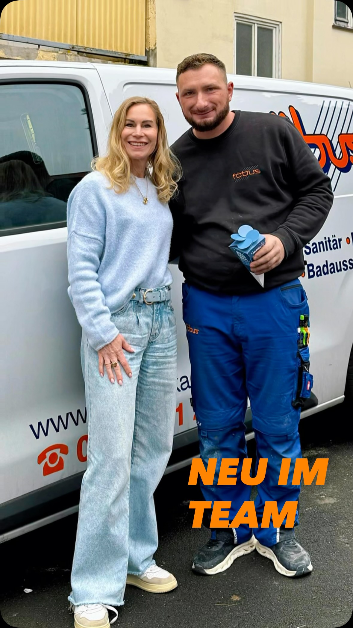 🎉 Herzlich willkommen im Team, Dennis🚀
Wir freuen uns sehr, unseren neuen Anlagenmechaniker offiziell bei uns begrüßen zu dürfen. In nur wenigen Tagen hat er sich hervorragend eingearbeitet und ist schon jetzt eine echte Verstärkung für unser Team 💪
Besonders freut uns, dass er sich direkt bereit erklärt hat, am wöchentlich wechselnden Notdienst teilzunehmen – Engagement vom ersten Tag an! 👏
Zur Begrüßung gab es natürlich eine kleine symbolische Schultüte 🎁 und die Übergabe seines neuen Firmenwagens – selbstverständlich komplett ausgestattet mit Regal- und Werkzeugausstattung 🛠️🚐
Schön, dass Du da bist! Auf eine erfolgreiche und gute Zusammenarbeit! 🤝✨
#Teamwork #WillkommenImTeam #Anlagenmechaniker #Handwerk #neuzugang