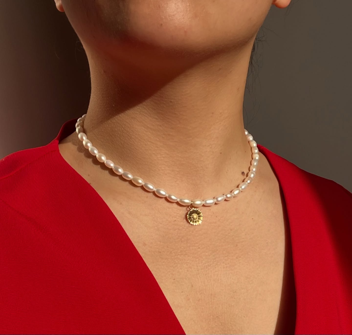 Back from holidays, ready for your orders, handmade in France, made to order.
De retour de vacances, prêt à prendre vos commandes, fabriqué à la main en France, sur commande.
#pearljewelry #handmadejewelry #madeinfrance #bijouxartisanaux #daisyjewellery