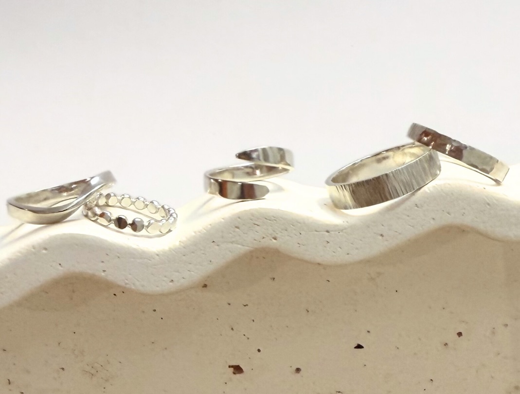 #Workshop ~ ✨Meet our “Silver Classics” starting from €79💍 Swipe for the newest addition to the classic collection. Come and create your own handmade piece of jewelry in the heart of Amsterdam 🇳🇱 #amsterdamguide #funthingstodoamsterdam #workshop #goldsmith