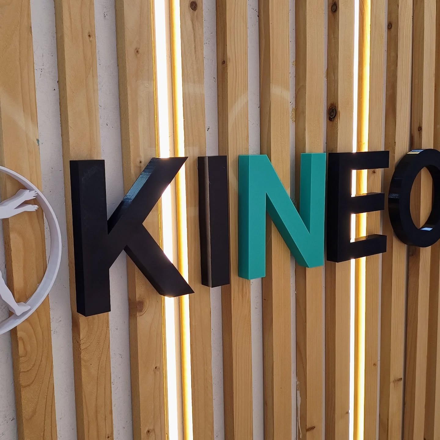 En el último año en KINEO hemos seguido evolucionando con un objetivo claro: ofrecer una fisioterapia cada vez más precisa, eficaz y orientada a resultados reales.
Para ello hemos incorporado nuevas herramientas y mejoras en la clínica:
• Sistema superinductivo Mag Rex
• Ondas de choque Storz Medical
• Ecografía de alta resolución Samsung HS40
• Presoterapia Normatec
• IA clínica Heidi para registrar y analizar mejor nuestras sesiones
• Nuevos protocolos de neuromodulación
• Nuevo espacio de rehabilitación y ejercicio terapéutico
• Y nuestro nuevo programa de recuperación El Desafío de Thor
Gracias a todo esto podemos ofrecer tratamientos más completos, más precisos y mejor planificados.
Por este motivo, la próxima semana actualizaremos nuestras tarifas de fisioterapia.
💙 Ventajas para la comunidad KINEO
Los socios de KINEO (Fuerza y Pilates) y los pacientes que participen en El Desafío de Thor podrán disfrutar de tarifas especiales en fisioterapia.
Además, podrán invitar a un amigo o familiar para que conozca la clínica y disfrute de un descuento especial presentando una invitación dorada.
Nuestro compromiso sigue siendo el mismo:
ayudarte a recuperarte mejor, moverte mejor y volver a hacer lo que te importa.
Más información en nuestra web www.kineobenidorm.com