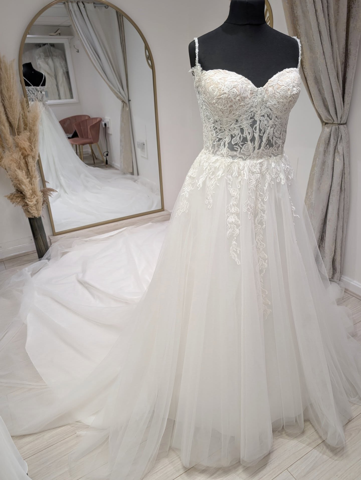 Love has no size 🤍 we stock beautiful designs in sizes up to high-street 26 to fit, flatter, and make you feel unforgettable on your big day. 💐