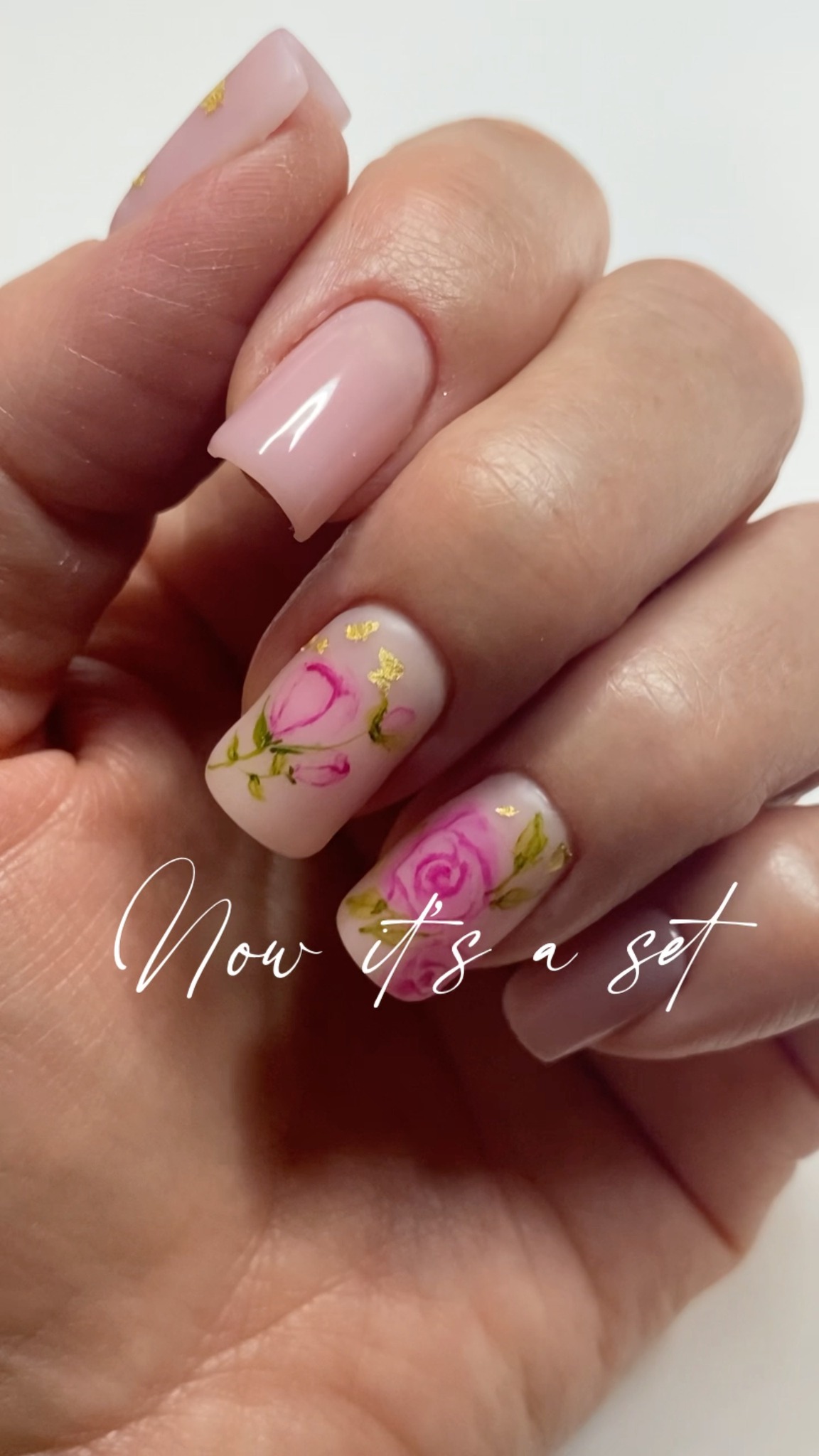 Just an idea… until I got my hands on it 😌🌸
Custom painted roses with gold foil accents. Clean. Soft. Detailed.
Created at Chantalylace Nails | Edmonton, Alberta.
Now accepting new clients — book your appointment online.
Hand-painted watercolor rose nail design with gold foil accents on a soft nude base. short square sculpted gel nails featuring detailed floral nail art and high-gloss finish. Custom luxury nail design created at Chantalylace Nails in Edmonton, Alberta. Now accepting new clients. Book online for professional structured gel nail services.
#EdmontonNails
#YEGNails
#StructuredGel
#HandPaintedNails
#LuxuryNails