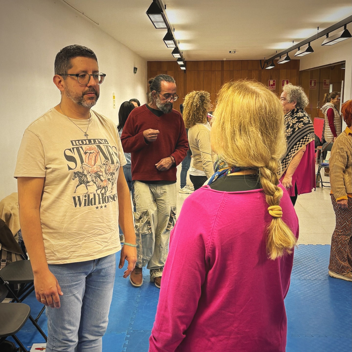 ¡GRACIAS! 🫂
Ayer, tuvo lugar el taller «Memoria y Oralidad» como herramienta de creación impartido por nuestro queridísimo @juancarlostac en la Biblioteca Municipal de San Cristóbal de La Laguna, dentro de la 4ª edición de Ínsula Escénica💫
Fue una tarde muy enriquecedora, con mucha participación y ganas de compartir😍
Trabajamos a partir de los recuerdos personales y la escucha en grupo, poniendo en valor la experiencia de cada persona.
Gracias por la acogida y la implicación♥️
¡Seguimos!✨
Colaboran:
@lalagunacultura
@adrian.del.castillo
@lalagunaayto