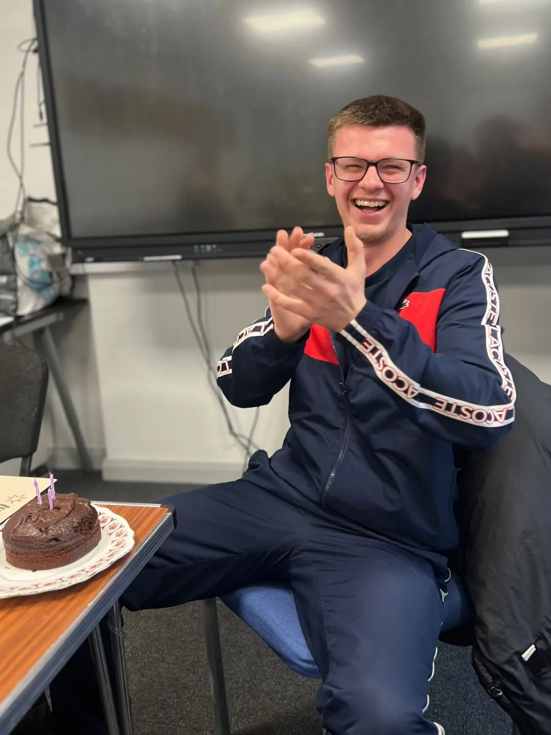 Celebrating Nathan’s birthday with the men’s group! 🎉 Everyone here loves him, his energy is contagious and lights up the room!
#birthday #manchester #celebratelife #cumpleaños #connection