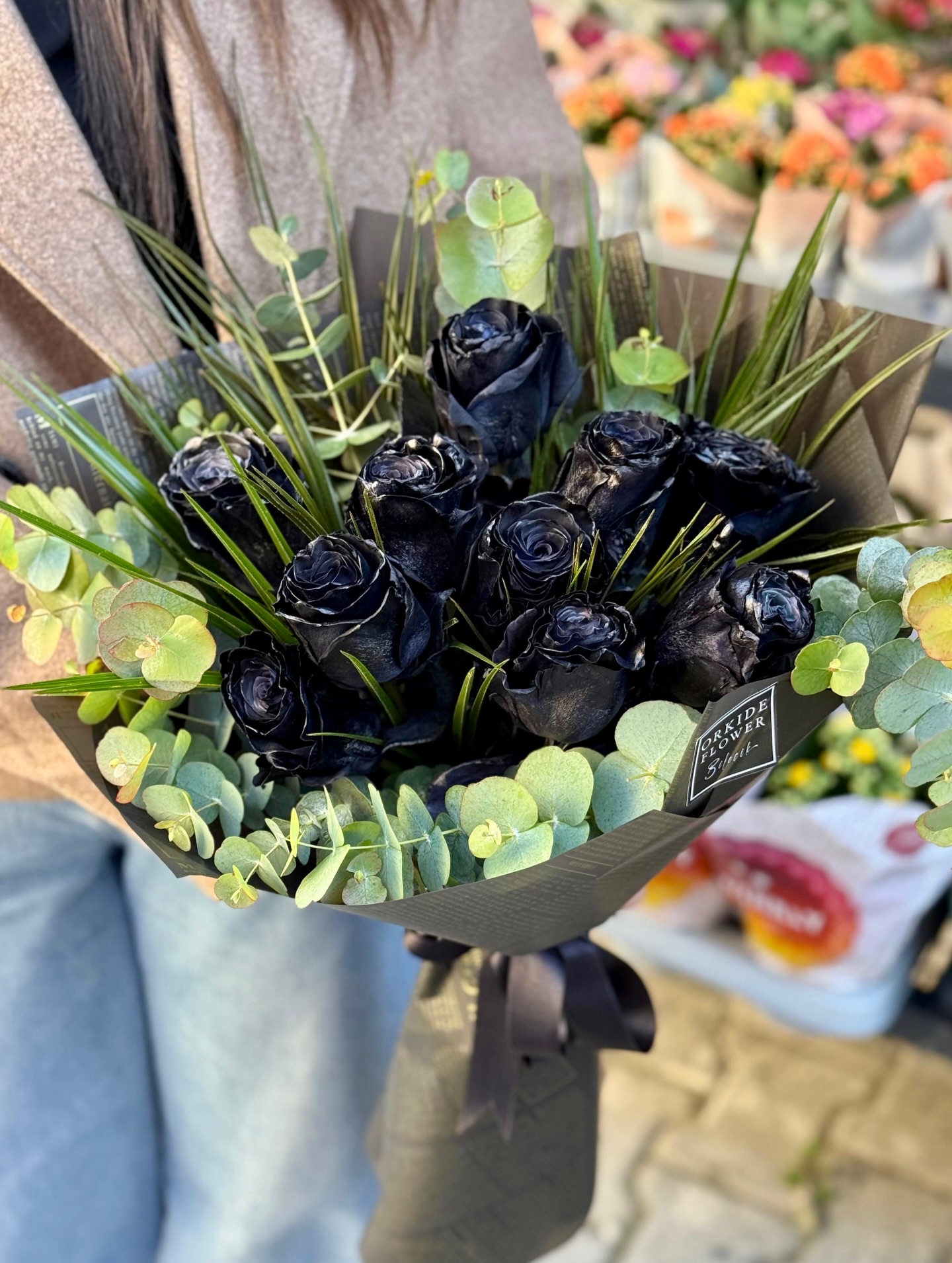 “Karanlıkta bile seni seçiyorum.”
Dark roses, deeper feelings. 🖤🌹