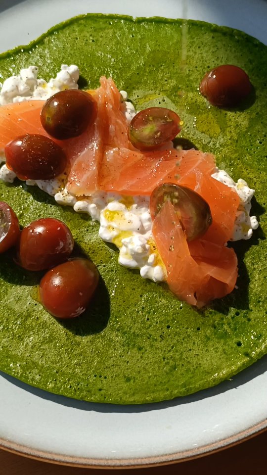 Spinazie pannenkoeken met cottage cheese, gerookte zalm en tomaatjes. 💚
Lekkere, snelle lunch, vól eiwitten, vitamines en gezonde vetten.
Let’s go!
Voor 2 personen
Voor de pannenkoeken, mix:
- 100 g spinazie
- 7 g dille
- 300 ml (ongezoete plantaardige) melk
- 2 eieren
- 150 g bloem
- Snufje zout
Blend alles tot een glad beslag.
Bakken:
Verhit een beetje Messara in een koekenpan en bak 2 pannenkoeken, 2–3 min per kant.
Opmaken:
- Cottage cheese
- Gerookte zalm
- Gehalveerde tomaatjes
- Versgemalen peper
- Drizzle Oleef Néos
#snellelunch #extravierge #extralekker #oleefduo #gezondelunch