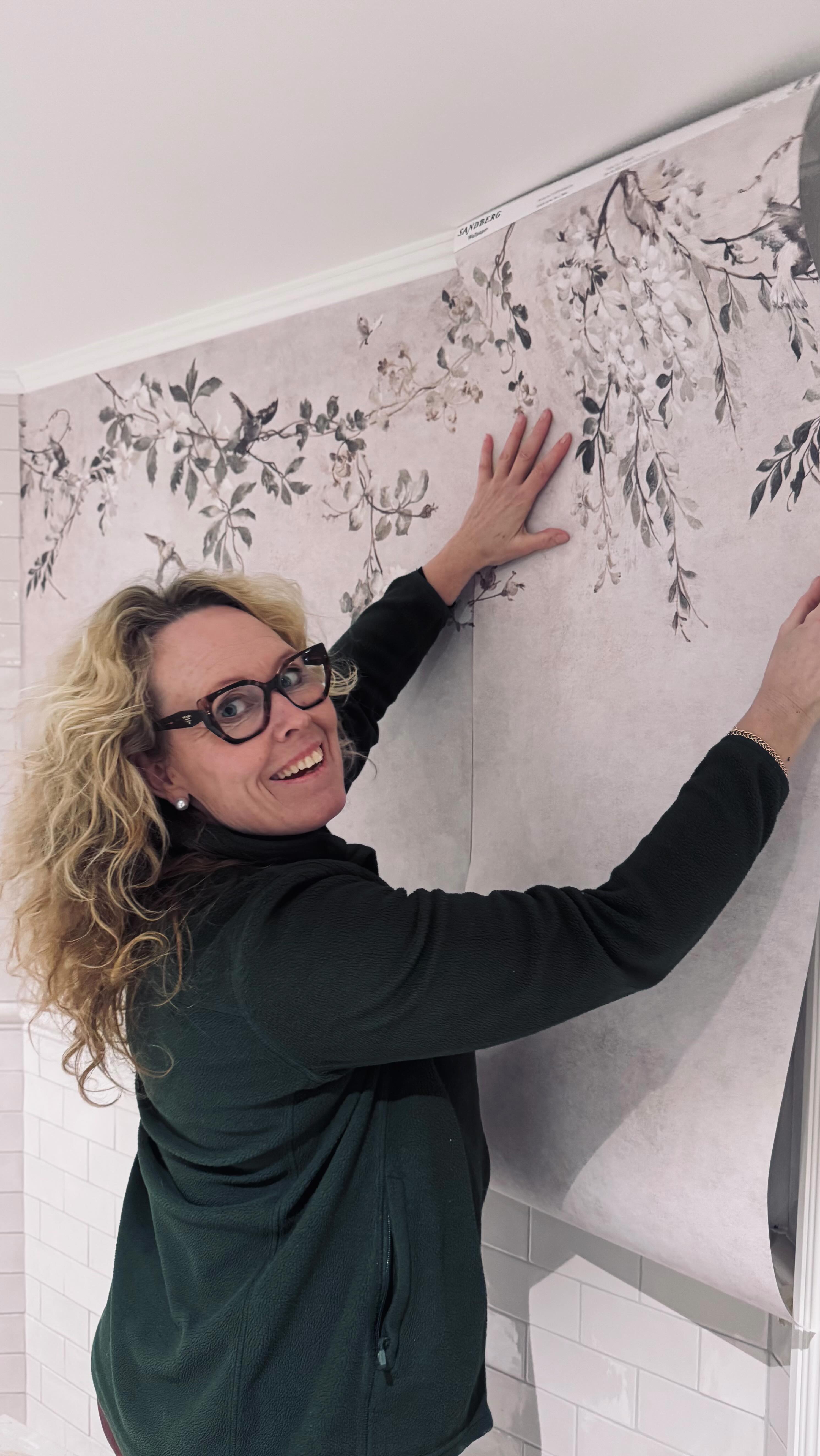 Inte mycket kvar nu efter det har blivit tapetserat!🤩
Nu väntar inredning efter att de sista våderna hängdes i helgen. Häng mer här, nu börjar det roligaste!
Nu ser vi verkligen slutet på vår badrumsrenovering. Det har tagit sin tid, vi har väntat på rätt material och vi är så nöjda med resultatet.
Vårt mål här är ett badrum i gammal stil som följer husets känsla.
Pricken över i:et blev denna vackra och nya tapet Nico från @sandbergwallpaper 🙏🏻
Kaklet kommer från @interkakel och slutresultatet med möbler kommer framöver!🤩
#badrumsinspiration #badrumsdetaljer #tapetsering #badrumsrenovering
#badrum