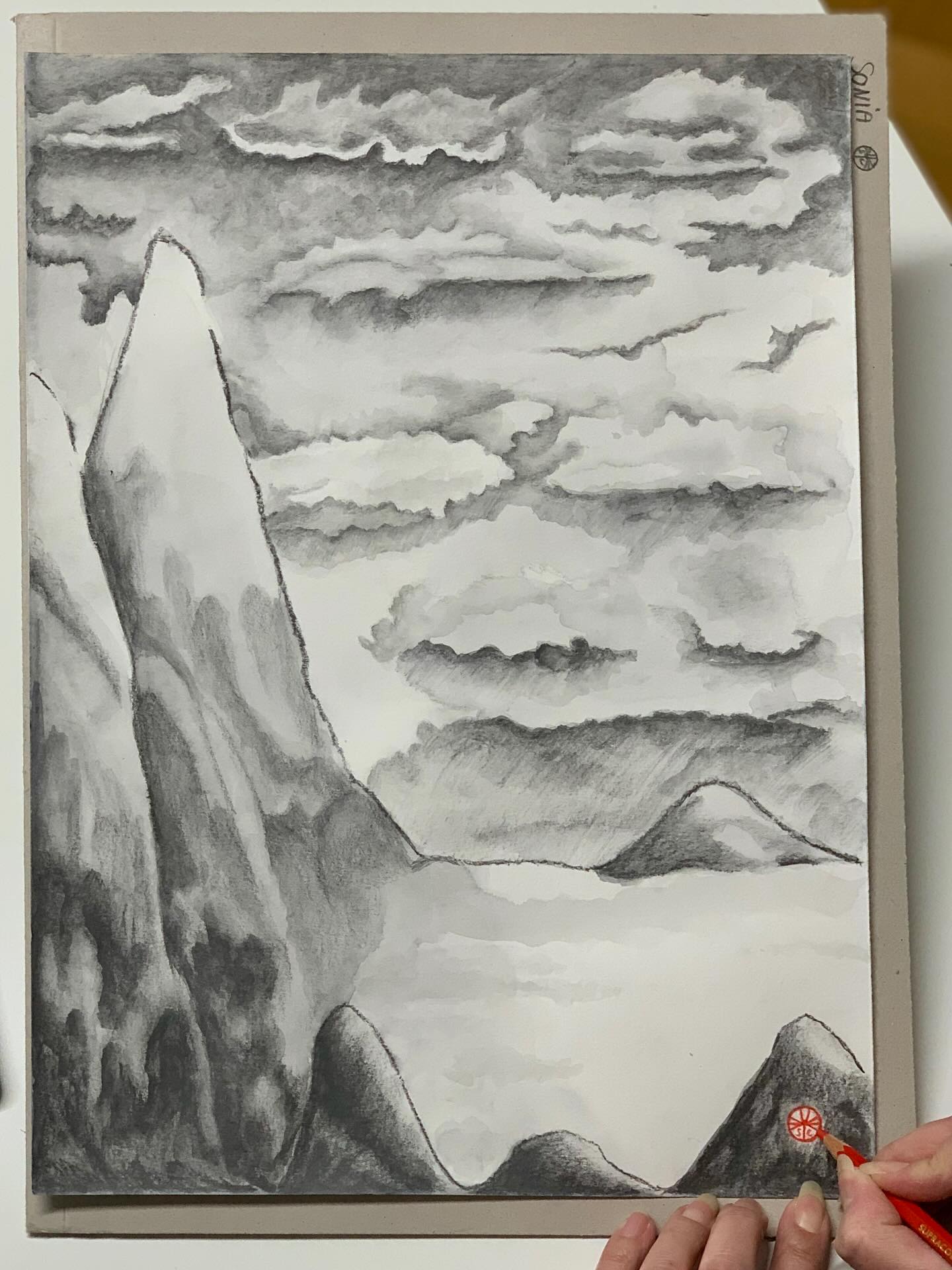 Deux œuvres réalisées par Sonia, qui développe une poésie visuelle chez IRIS depuis presque 10 ans.
Elle travaille avec des crayons et des pinceaux de calligraphie, laissant le geste guider la forme, le rythme et le silence.
Pour ces paysages, elle a exploré les possibilités du dessin aquarellable avec Caran d’Ache :
– un ciel très présent et une brume, construits au Technalo aquarellable de Caran d’Ache.
– une mer de nuages mêlant Neocolor II, crayons Museum aquarellables et Technalo de Caran d’Ache.
Un travail tout en superpositions, en retenue et en respiration, essentiel à la construction de l’espace.
Pour Sonia, l’art fait partie intégrante de sa vie. Une vraie artiste, au sens le plus juste et le plus essentiel du mot. #drawingmountains
#artcontemplatif #carandachetechnalo #carandachemuseumaquarelle #carandacheneocolor2