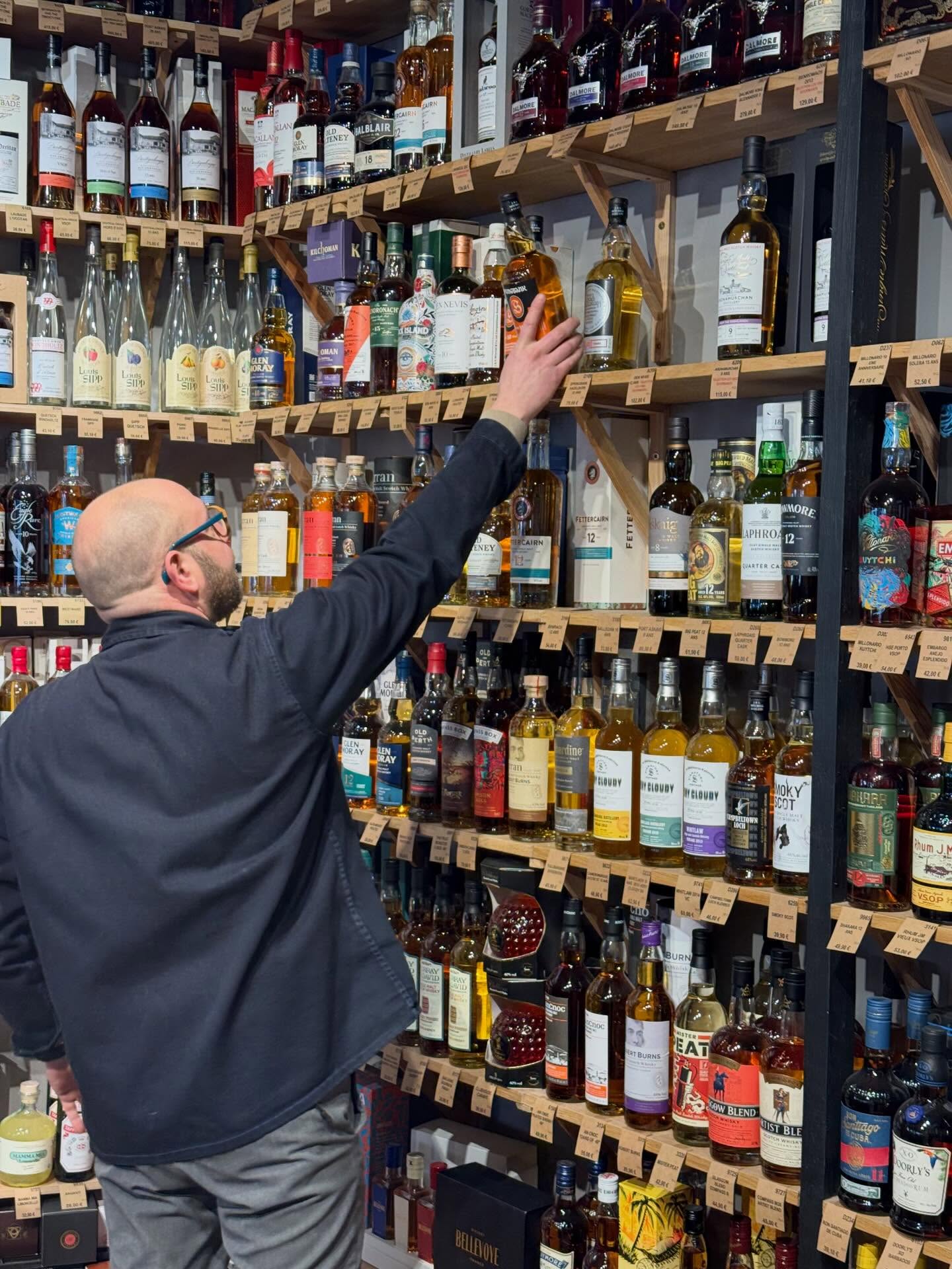 Toute l’année, nous vous proposons une sélection de plus de 500 spiritueux soigneusement choisis 🥃
Whiskies de caractère, rhums de dégustation, gins aromatiques, cognacs, armagnacs, calvados… sans oublier mezcal, tequila et une multitude d’eaux-de-vie parfois surprenantes.
De belles découvertes à retrouver dans nos trois magasins!
#lesvinsgourmands