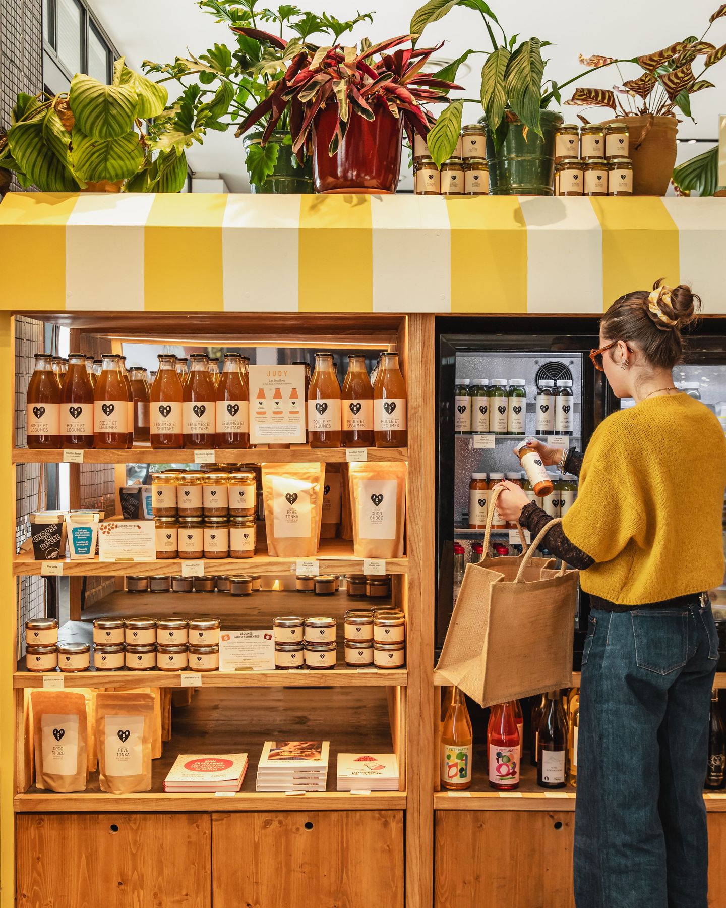 BIEN-ÊTRE À EMPORTER 🛍️
À La Grande Épicerie de Paris, retrouvez les essentiels Judy à glisser dans votre quotidien !
Granolas, bouillons, légumes fermentés riches en probiotiques, almond butter… Des indispensables pour soutenir votre énergie et ajouter une touche feel good à chaque moment de la journée.
☀️ Judy x La Grande Épicerie : 38 rue de Sèvres, Paris 7
📸 @alicepages
#veganparis #superfoodparis #sansglutenparis #sansgluten #restaurantvegan #lebonmarche #lagrandeepiceriedeparis