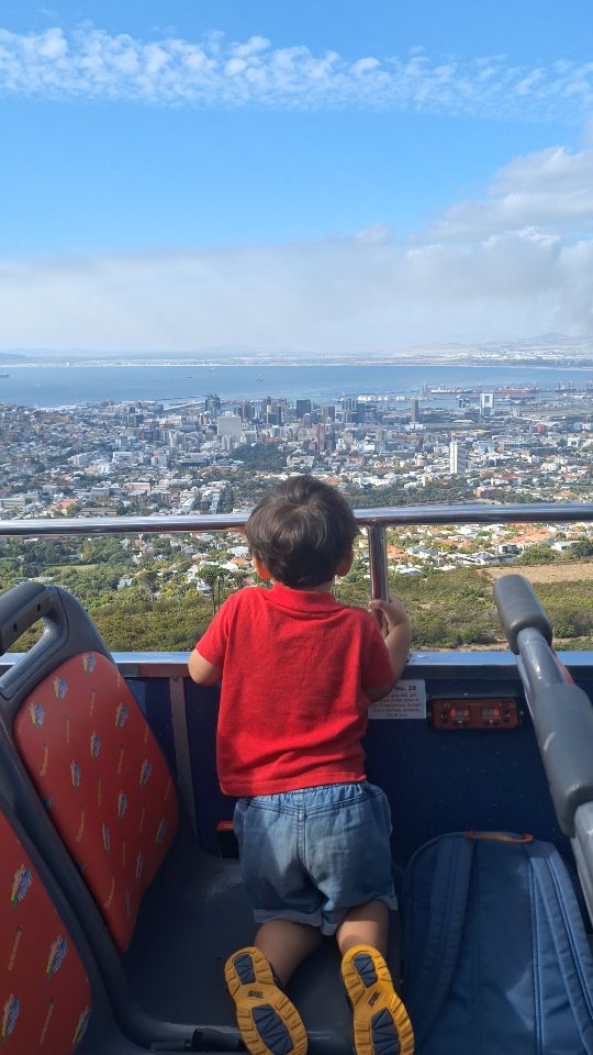 Tourist in eigen stad met de @citysightseeingsa Rode Route ❤️🚌
Als opa en oma op bezoek zijn, (her)ontdekken wij zelf ook weer alle leuke plekken. Onze peuter en kleuter vonden de rode bus fan-tas-tisch! Zwaaien naar de mensen beneden, genieten van het uitzicht, een ijsje bij het strand én een vuilniswagen van bovenaf bestuderen… absolute favorieten! 🍦🌊👋