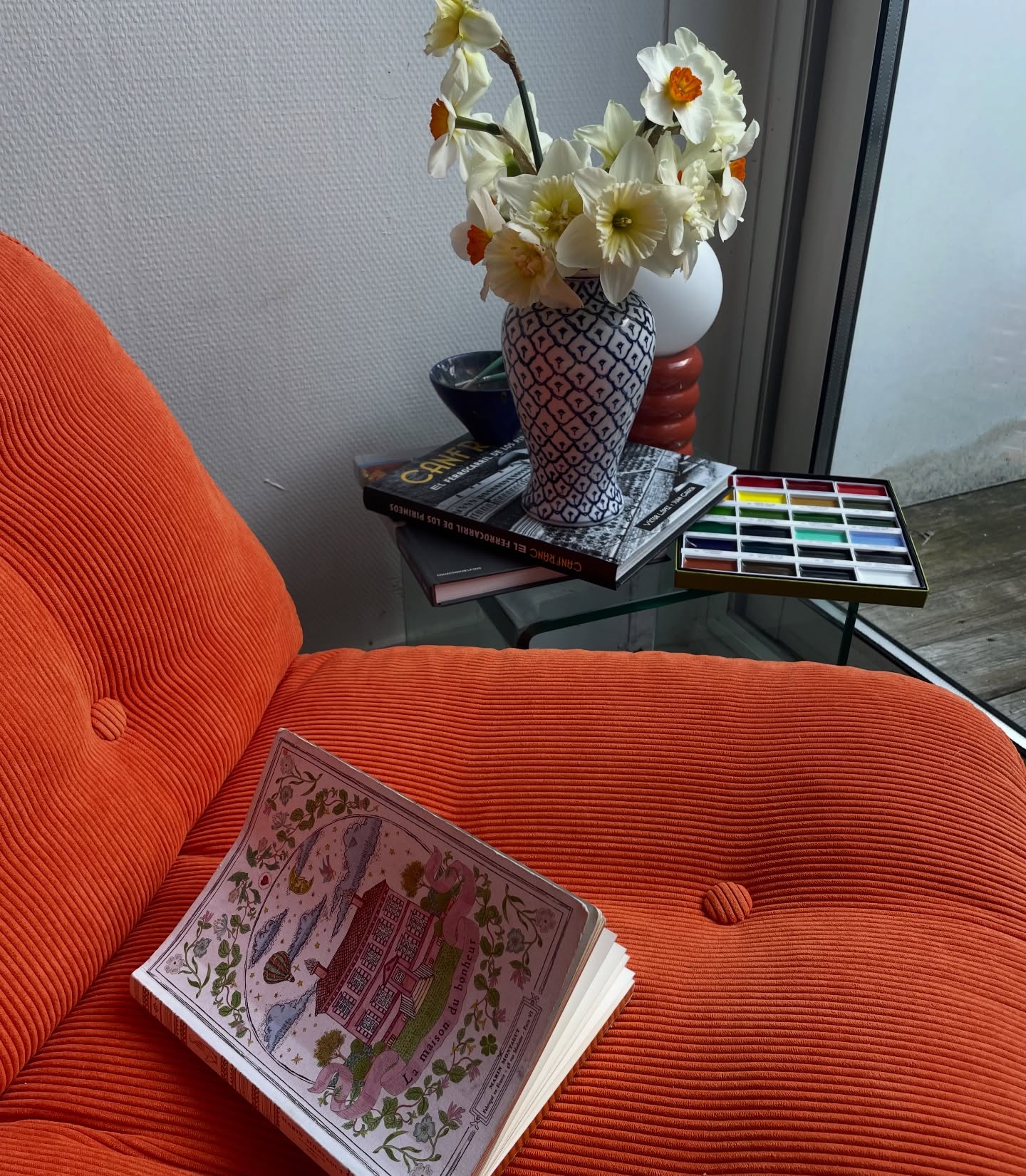 Un vendredi à l’atelier... 🧡
Se nourrir de fleurs pour aider à la création. Ces narcisses de @lapetalerie sont les complices de mes coups de crayon aujourd’hui. Du orange, même jusque dans les fleurs 🌼
Prendre le temps d’observer cette lumière, c’est là que naît la sérénité nécessaire à vos illustrations personnalisées.
Belle journée et bon week-end à tous ! 🌼
#illustratricefrançaise #orangevibes #artdevivre