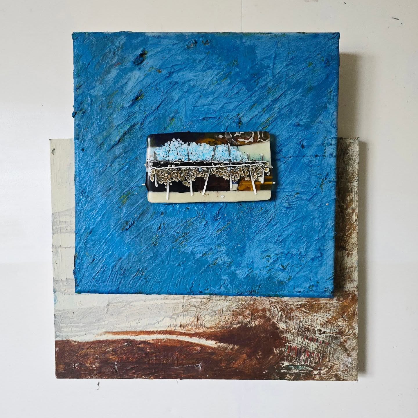 It's time to tell you all some exciting news! I've recently had my US Fiance Visa granted, and will be moving to the USA in April and getting married!
I'll be keeping a home and studio in Scotland, so it's not goodbye, but until my Green Card comes through, I'll be based full time in Boise, Idaho.
Whilst I'm waiting for my Work Permit/Green Card I won't be able to work, and will be closing my website for a revamp to better reflect my current work, so it's time to have a SALE!
I'll be adding more things over coming days (I've really been going though the archives, so you'll see some varied stuff, some of which has never been shown before, including this construction from 2006!)
The link's in my bio, so please take a lookie.
Thanks so much everyone for all your support over the years 💙
#sale #artsale #exhibition #scottishartist #glass