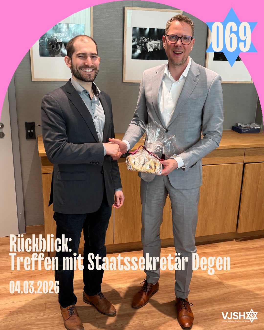„Hochschulen müssen Orte der Freiheit, der Vernunft und des gegenseitigen Respekts bleiben.“ – Dieser Satz aus dem Antrag des Hessischen Landtags gegen Antisemitismus vom 22.01.2026 bildete den Kern unseres Austauschs mit Staatssekretär Christian Degen @christophdegen und Annika Zecher vom hessischen Wissenschaftsministerium @hmwk_hessen .
Themen des Gesprächs waren die Zunahme antisemitischer Vorfälle und Gewaltandrohungen durch radikal-antiimperialistische Kräfte, die jüdische, ukrainische und exiliranische Studierende sowie die Wissenschaftsfreiheit bedrohen.
Gemeinsam evaluierten wir gesetzliche Schutzmaßnahmen und eine engere Koordination zwischen Universitätsleitungen, Behörden und jüdischen Betroffenen.
Wir betonten die Notwendigkeit, antidemokratischen Tendenzen durch den Bildungsauftrag entgegenzuwirken.
Dazu gehört die Vermittlung einer Kultur des Miteinanders und ein Bewusstsein für die Vielfalt des Judentums – wie das mizrahische Erbe –, das in unserer postmigrantischen Gesellschaft eine zentrale Rolle spielt.
Der VJSH setzt dabei weiterhin auf die Partnerschaft mit der Jüdischen Akademie unter dem Dach der Bildungsabteilungs des @zentralratderjuden , @rias_hessen & @ofek_beratung Hessen, den jüdischen Gemeinden und @juedischesmuseumffm .
Ein herzlicher Dank gilt Daniel Hoffmann (ZOD Rhein-Main) für die Organisation des Treffens sowie Manfred de Vries, Träger des Bundesverdienstkreuzes, für seine geschätzte Teilnahme am Gespräch.
Zum Abschluss des Gesprächs erhielt des Staatssekräter Haman-Taschen als Feier des jüdischen Festes Purim.