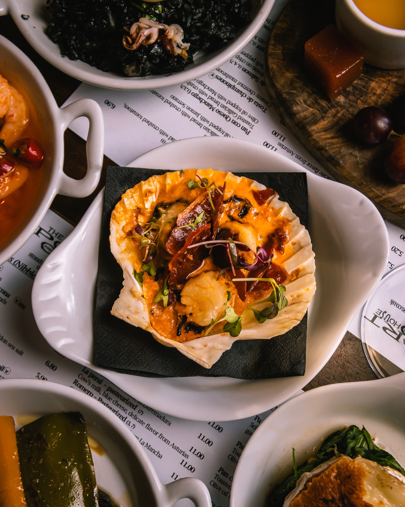 King Scallops that speak for themselves 👑
Juicy vieira in a smooth cream sauce, topped with crispy bacon for that perfect salty crunch.
Simple. Bold. Absolutely delicious. 🥓 #coeliac #glutenfreeuk #glutenfreelondon #viera #tapaslondon