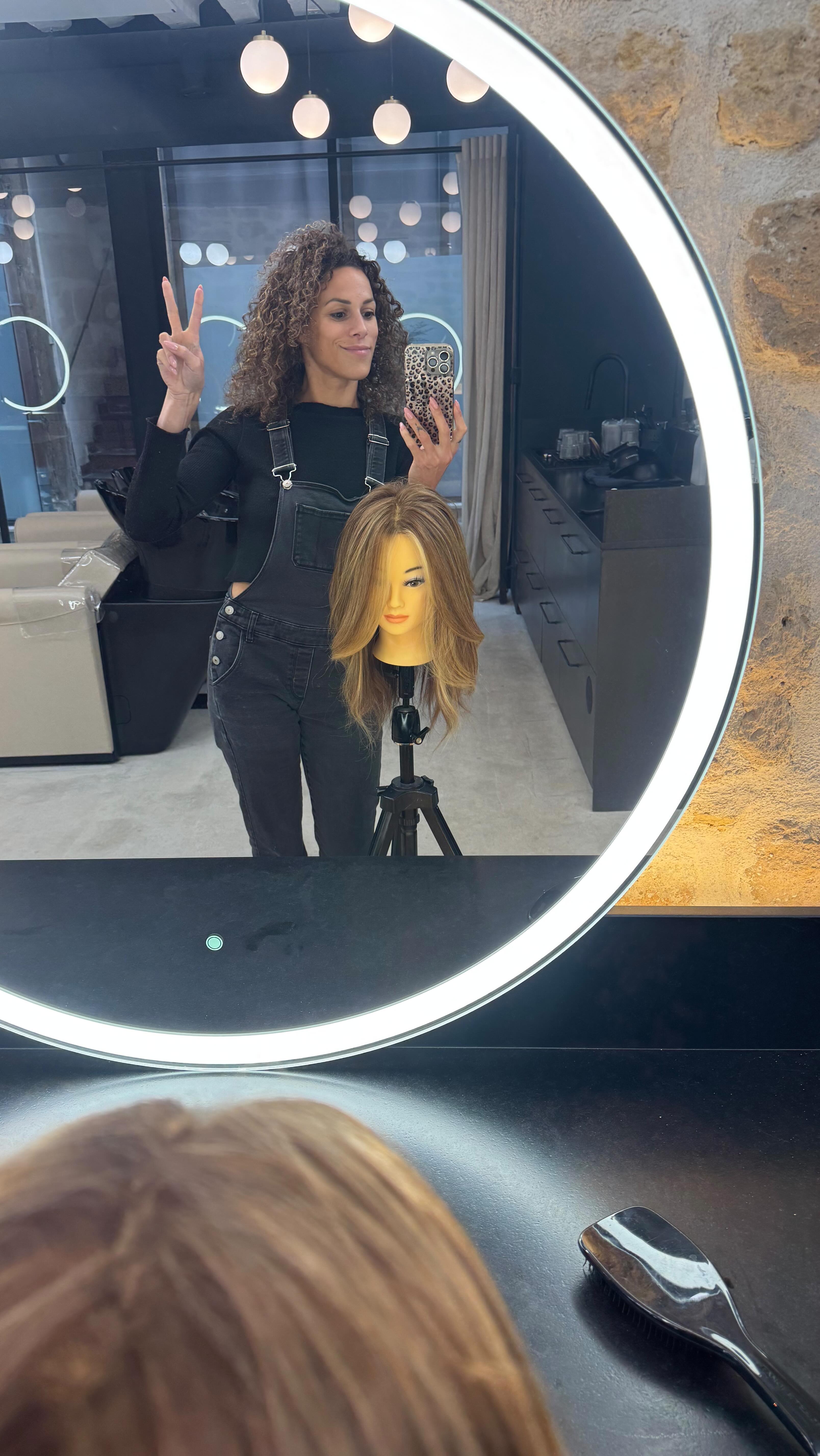 ⸻
✨ PARIS BABY ✨
Direction le salon @babe.salon.paris pour une formation AirTouch avec @garance.delacour Delacour & @kevinpugliese , personnes extraordinaires tant sur le côté pro que la côté humain 🥰
Technique ultra précise, fondu parfait, lumière sur-mesure et repousse beaucoup plus douce…
Du détail, de l’exigence, du perfectionnement.
Parce que se former, c’est vous offrir le meilleur.
#airtouch #balayageairtouch #coiffeusequimper #quimper #salondecoiffure