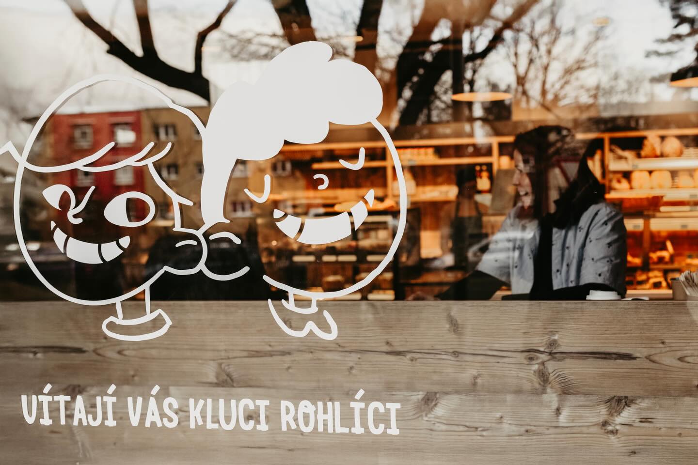 🥖 V nové prodejně ve Věžáku v Rozdělově už jsme se zabydleli.
Už jste se u nás byli podívat?
Každý den na vás čeká poctivé pečivo, čerstvý chléb a něco dobrého – a taky milé kolegyně, které vás s úsměvem přivítají.
Stavte se pro něco dobrého… a kromě pečiva podpoříte i dobrou věc. ❤️
Těšíme se na vás.
#udvourohliku #remeslnapekarna #hendikepneniprekazka #socialnipodnik #etincellecz