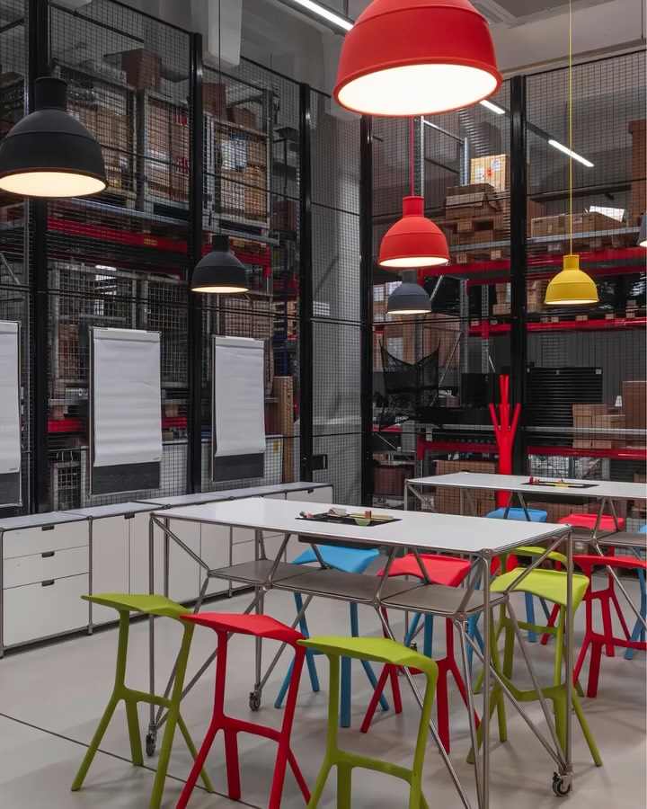 Offen, bunt, inspirierend: Die Glasfassade bringt Licht und Weitblick in den Raum – und gleich nebenan warten die Lego-Zone und die Pitching-Area auf frische Ideen. Hier wird gebaut, gebrainstormt und gepitcht – ein Spot voller Energie, Kreativität und Teamspirit!
#PitchPerfect #CreativeSpace #LegoZone #ThinkOutsideTheBox #BrainstormArea #ModernDesign #WorkAndPlay #InspirationEverywhere #TeamworkVibes #NewWorkStyle