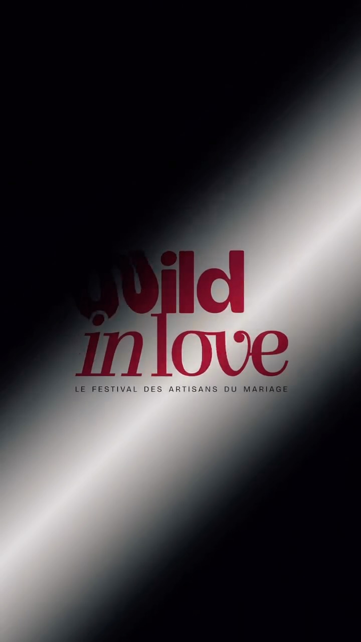 10 ans. 10 logos.
Une évolution.
Depuis 2016, le Wild In Love grandit, s’affirme, se structure.
Chaque logo raconte une étape de notre histoire.
Mais cette année nous avons voulu faire plus qu’une simple refonte.
C’est un re-positionnement visuel qui correspond aux valeurs humaines du Wild.
Après 10 années à tester, affiner, comprendre notre communauté, notre marché, notre vision…
Nous avons créé une nouvelle identité qui nous ressemble profondément.
Un logo plus reconnaissable dotée d’une typographie sur-mesure permettant un équilibre harmonieux.
Pour la première fois, nous avons le sentiment d’avoir trouvé notre vraie signature visuelle. Celle qui (on l’espère) nous accompagnera dans le temps.
Celle qui incarne pleinement ce qu’est devenu le Wild.
Et ce n’est qu’un avant-goût.
Parce que pour nos 10 ans, nous avons entièrement repensé notre univers visuel. Couleurs, Typographique, Iconographie, ... tout à été repassé au peigne fin !
📅 Rendez-vous le 6 mars pour découvrir la nouvelle identité visuelle.
💭 Dis-nous en commentaire :
Depuis quand fais-tu partie de l’aventure du Wild ?
Quelle version du logo t’a le plus marqué ?
#mariagealsace #wildinlovefestival #salondumariage #festivalmariage #mariagestrasbourg