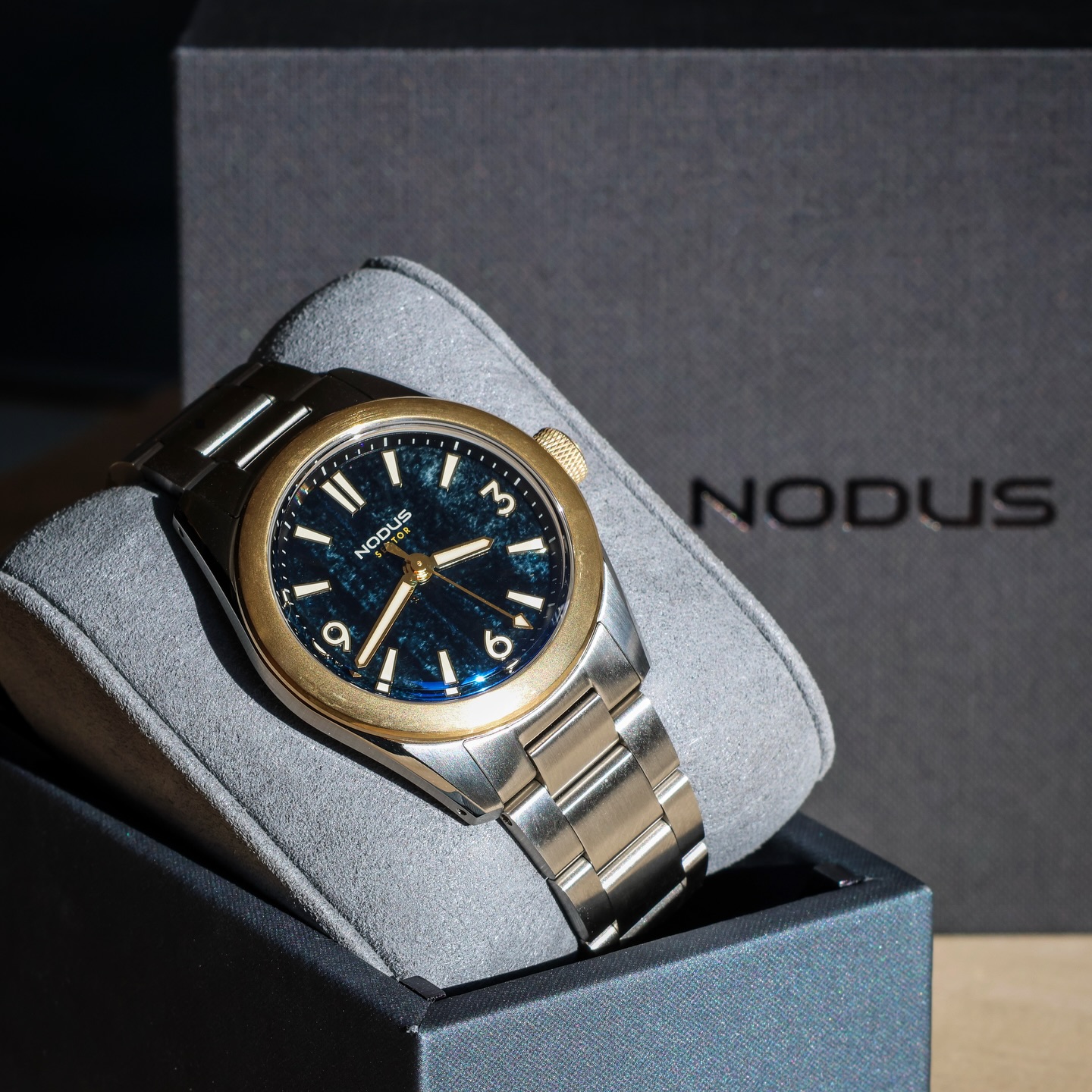 🚨NWA🚨 just in time for a #microbrandmonday post, my latest acquisition comes from a brand that I didn’t really have on my radar, but now they have my full attention 👀
I ALMOST left the @intersectwatchshow in NYC this past weekend and @noduswatches was the last table I planned to check out - and I’m glad I did.
This is the Nodus Sector II Sport Blue Tiger’s Eye - a limited edition of just 30 watches made exclusively for sale at the Intersect show 🌐
Each dial is truly unique and I hunted through the boxes to find a dial with the most vertical grains - how did I do? 🤔
I’ll be posting a full review of this watch and about Nodus as I am truly impressed by the value proposition and overall quality of this watch. Stay tuned 📻
⌚️: Nodus Sector II Sport “Blue Tiger’s Eye” (2026)
#watchfam #newwatchalert #watchcollector