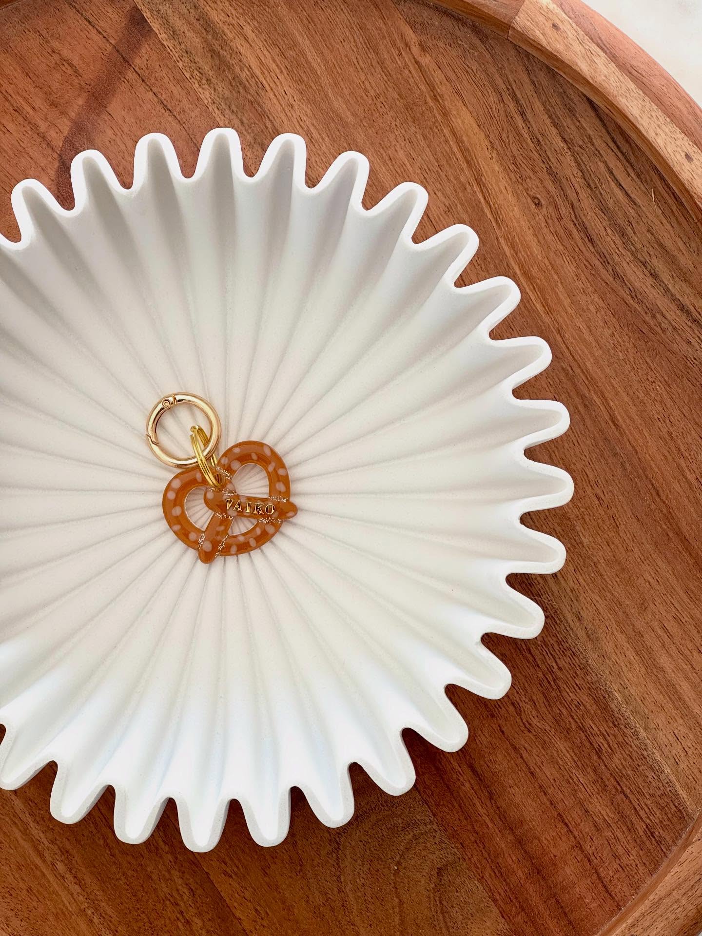 NEW 👀
Un bretzel vient d’entrer dans la boutique…
et ce n’est PAS pour les humains 😏
Voici la nouvelle forme qui va faire tourner les têtes et frétiller les queues :
le Bretzel pour chiens 🤎🐕
#nouveau #medailleenresine #resinaart #accessoirechien #dogaccessory