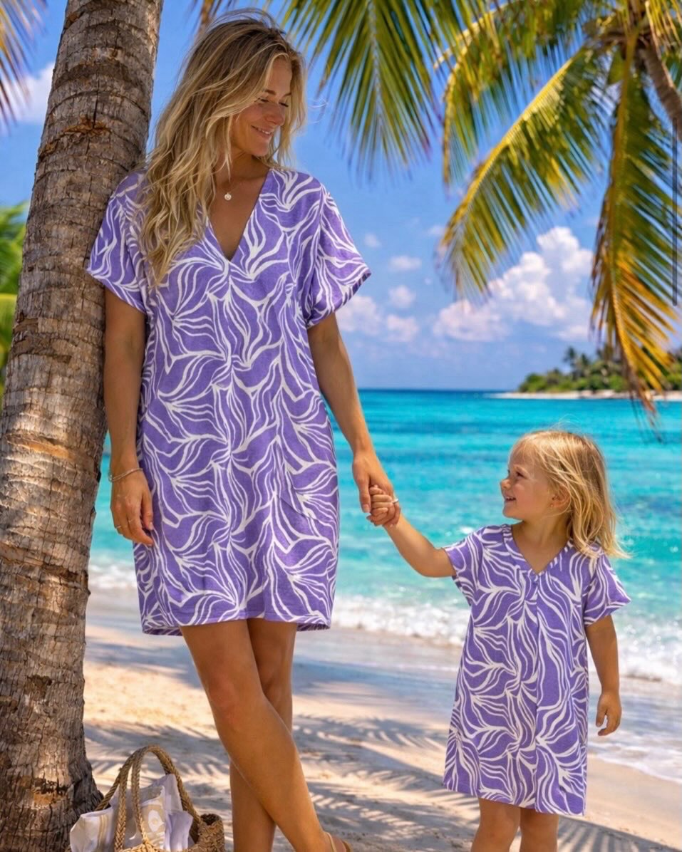 Coucou mes starlettes, comment allez vous ? 🥰
je vous présente la robe Lou graphique
mauve en double gaze de coton.
Il y a 5 ans, une idée matchy matchy, créer, confectionner, commercialiser
Mais comment ? Pour qui ? Pourquoi ?
Un vêtement estival, Un patron simple, une machine à coudre, une surjeteuse, des tissus de qualité 100 % coton certifié Oekotex, de toutes les couleurs, fait main en Corse du Sud.
Un duo mère fille, une fusion, une ressemblance.
Pour faire de mon rêve une réalité, être mon propre patron une expérience incroyable qui montre que tout est possible.
#faitmain #matchymatchywithmommy doublegazedecoton